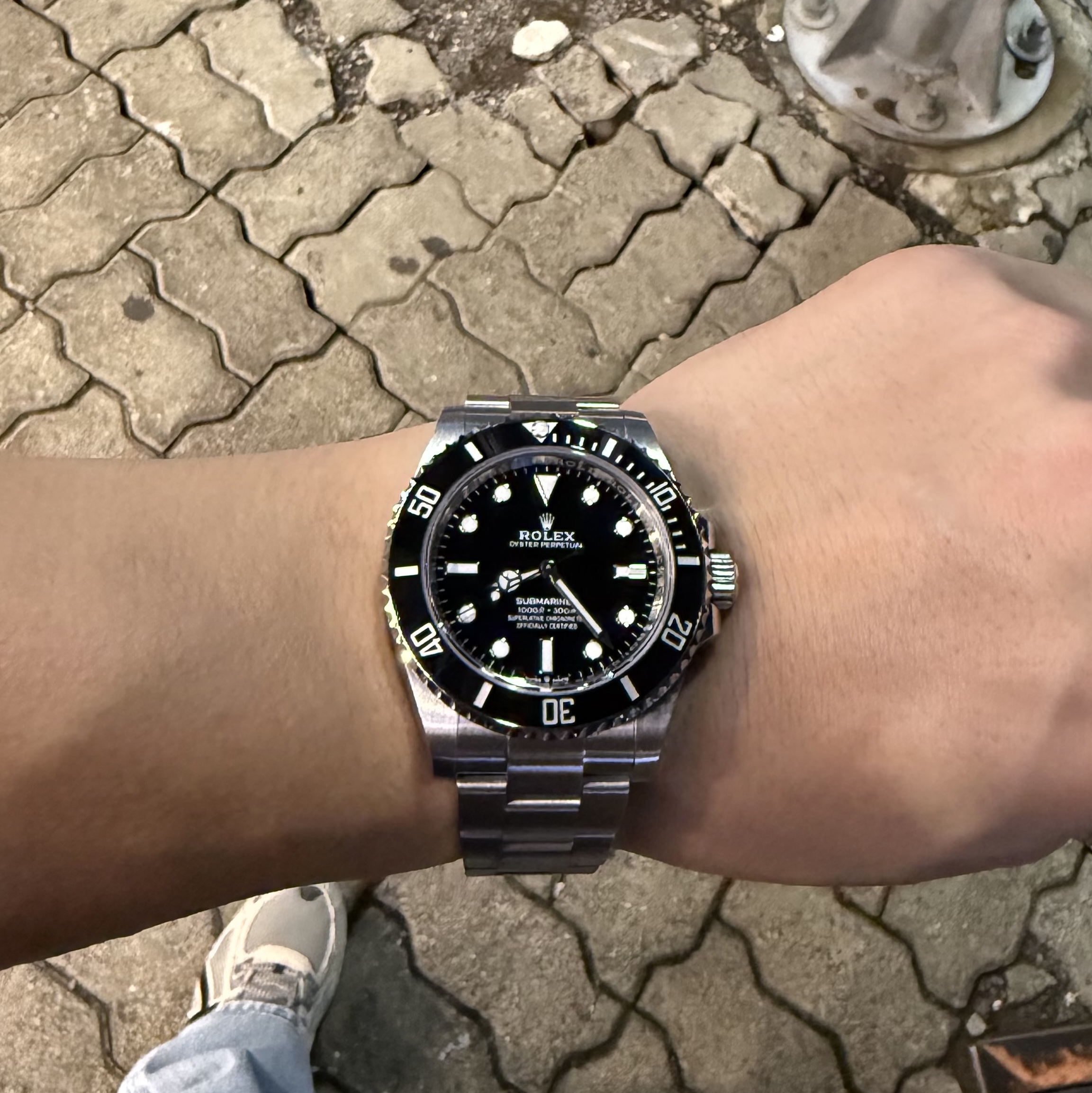 Rolex Submariner 41mm 124060 Black Oyster 착용 스타일 - 2