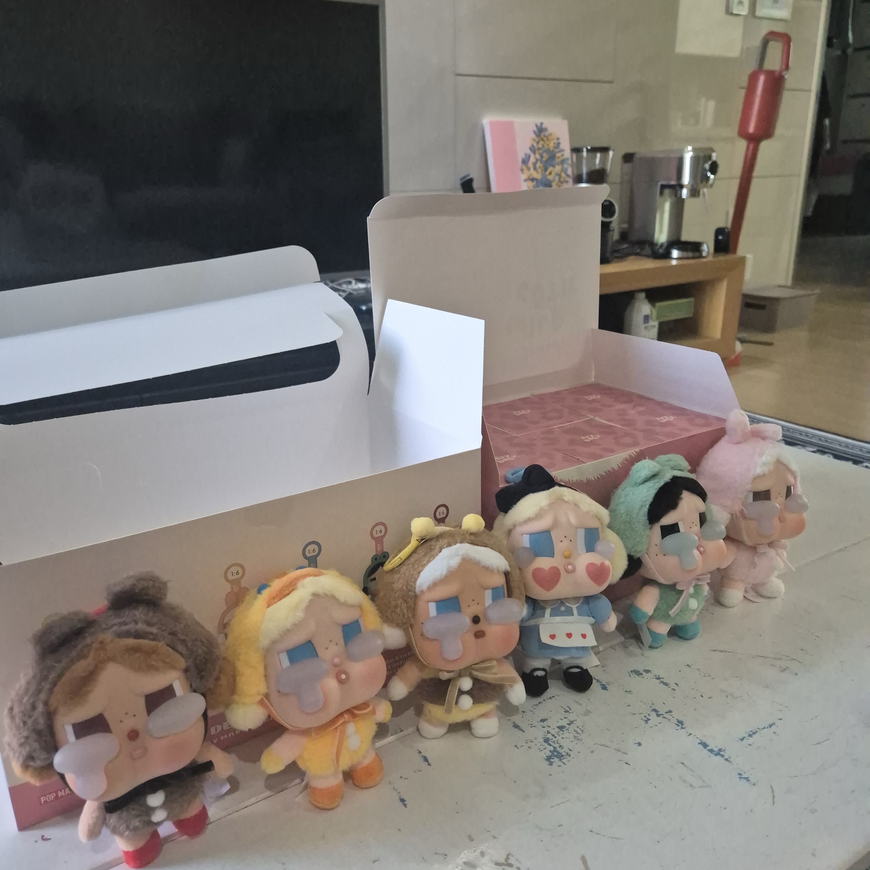 Pop Mart Crybaby Crying Again Series Plush Keyring Sealed Case (6 Blind Boxes) 착용 스타일