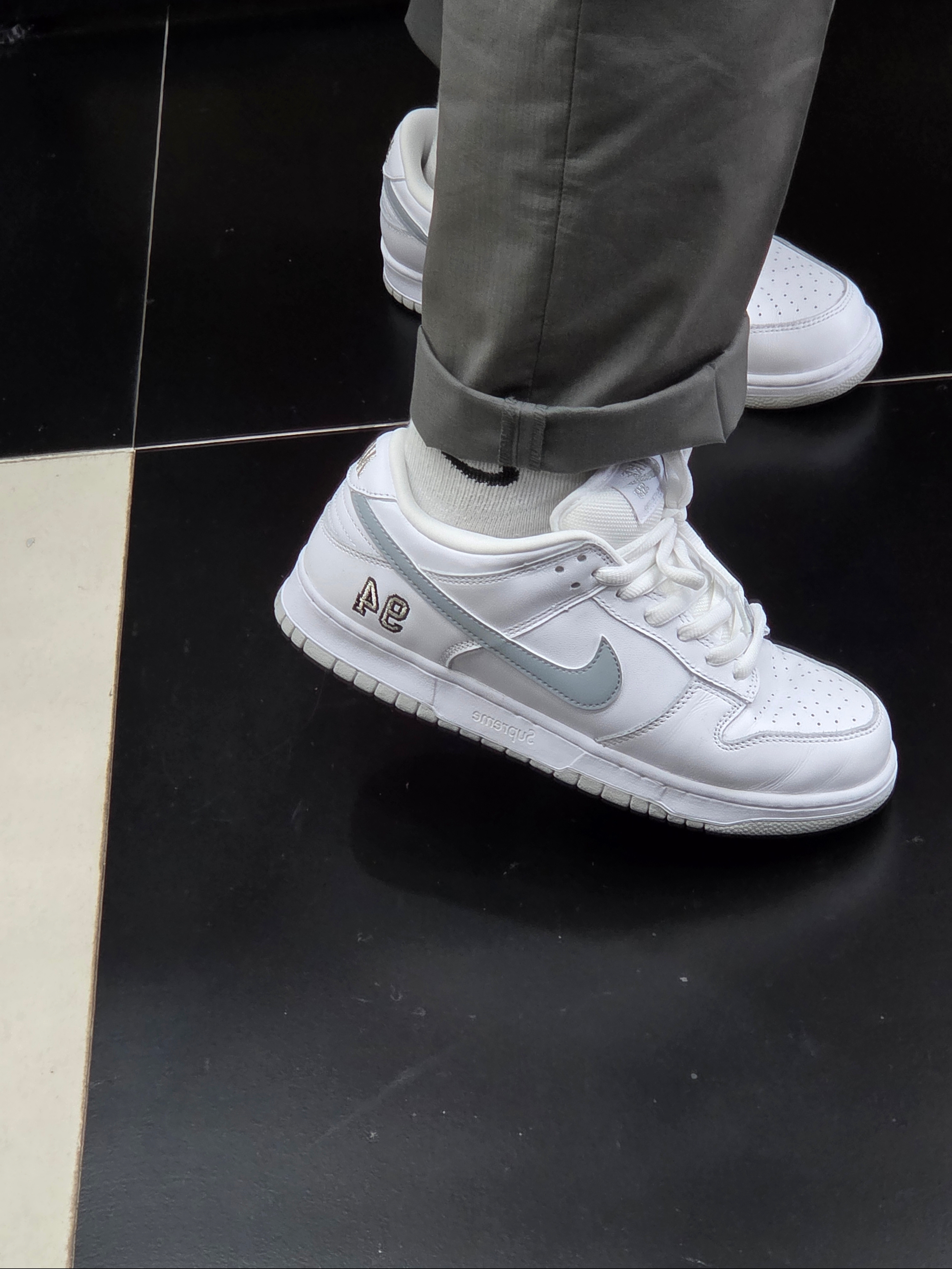 Supreme Futura Box Logo T-Shirt White - 24SS, Nike x Supreme SB Dunk Low White 착용 스타일 - 3