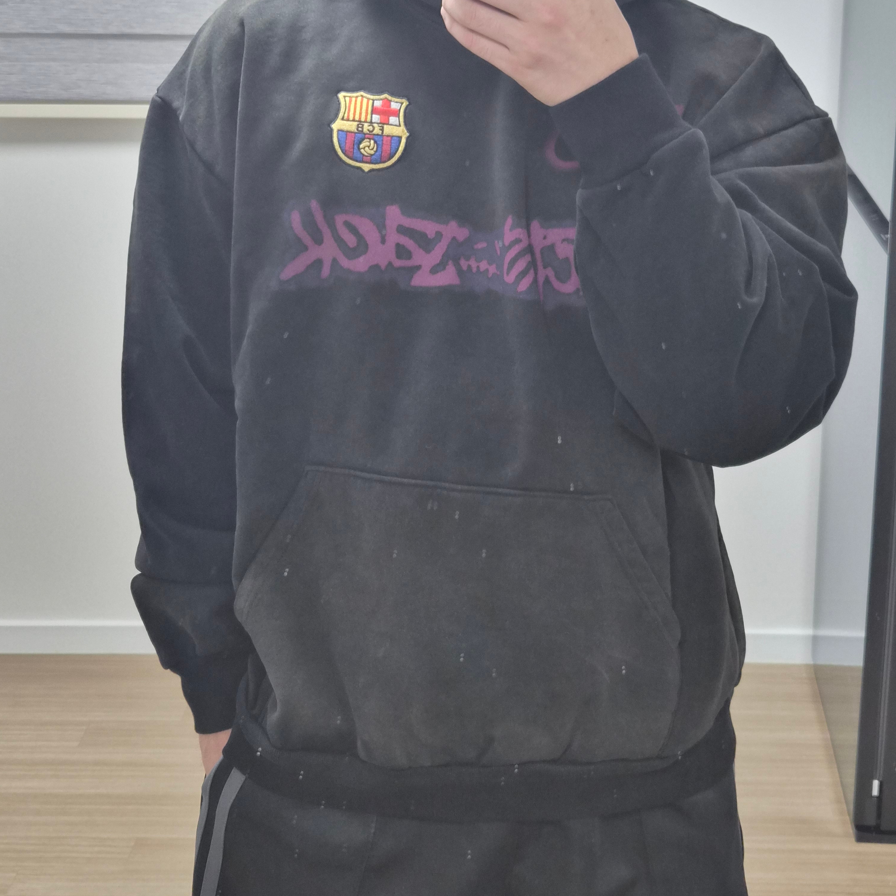 Nike FC Barcelona x Travis Scott Spray Logo Hoodie Black 착용 스타일