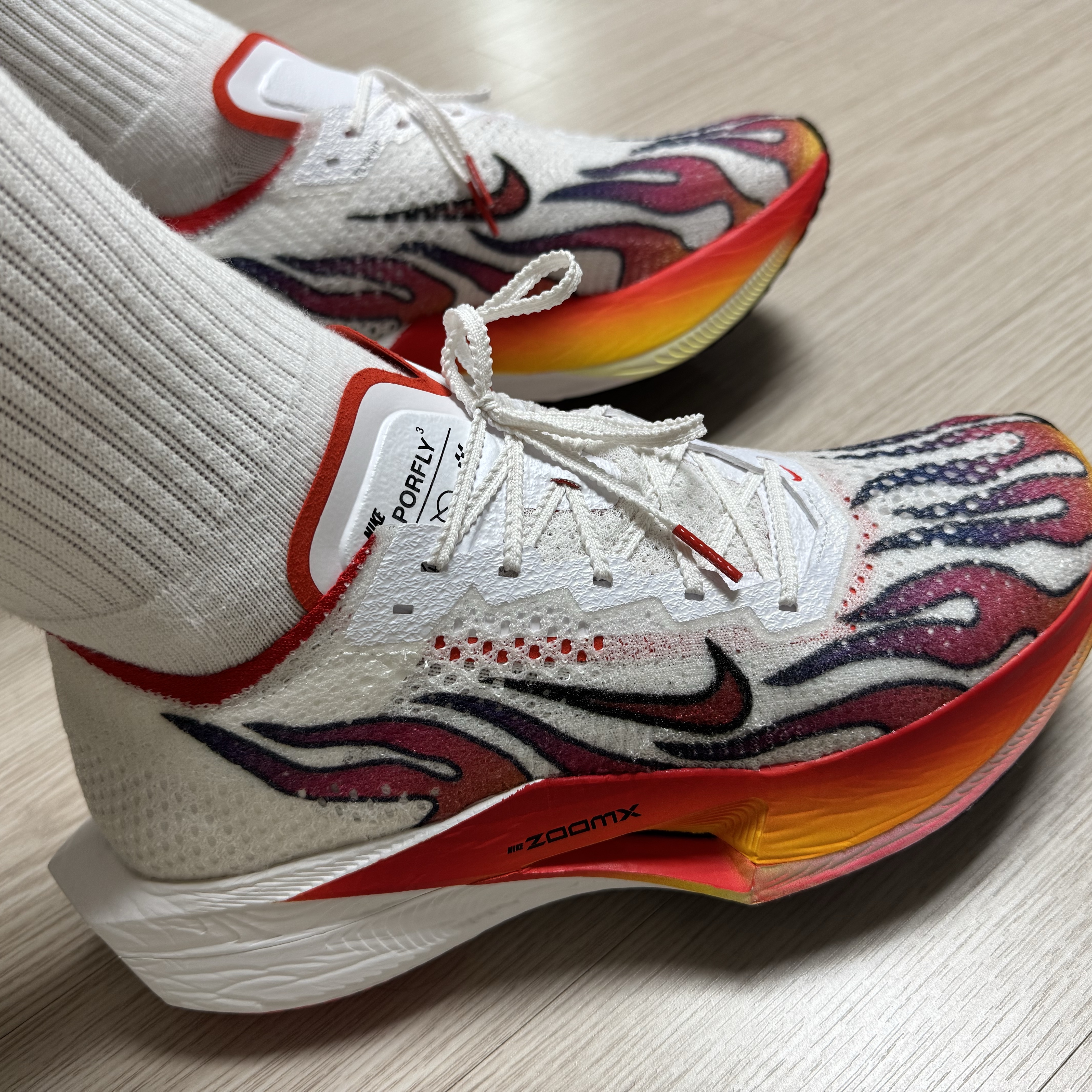 Nike ZoomX Vaporfly Next% 3 PRM White Habanero Red 착용 스타일 - 2