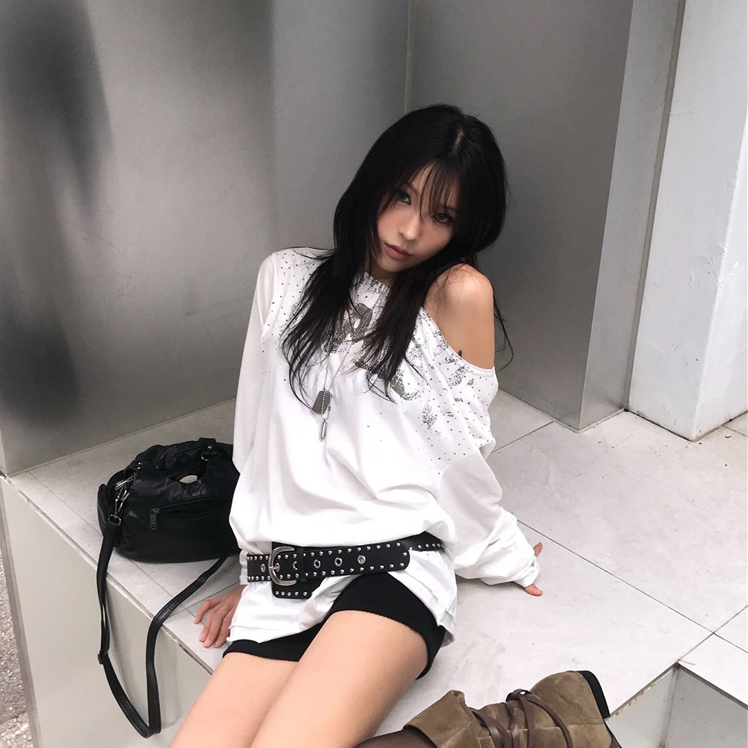 Thevinylhouse Loose Fit Unbalance LS Tee White 착용 스타일
