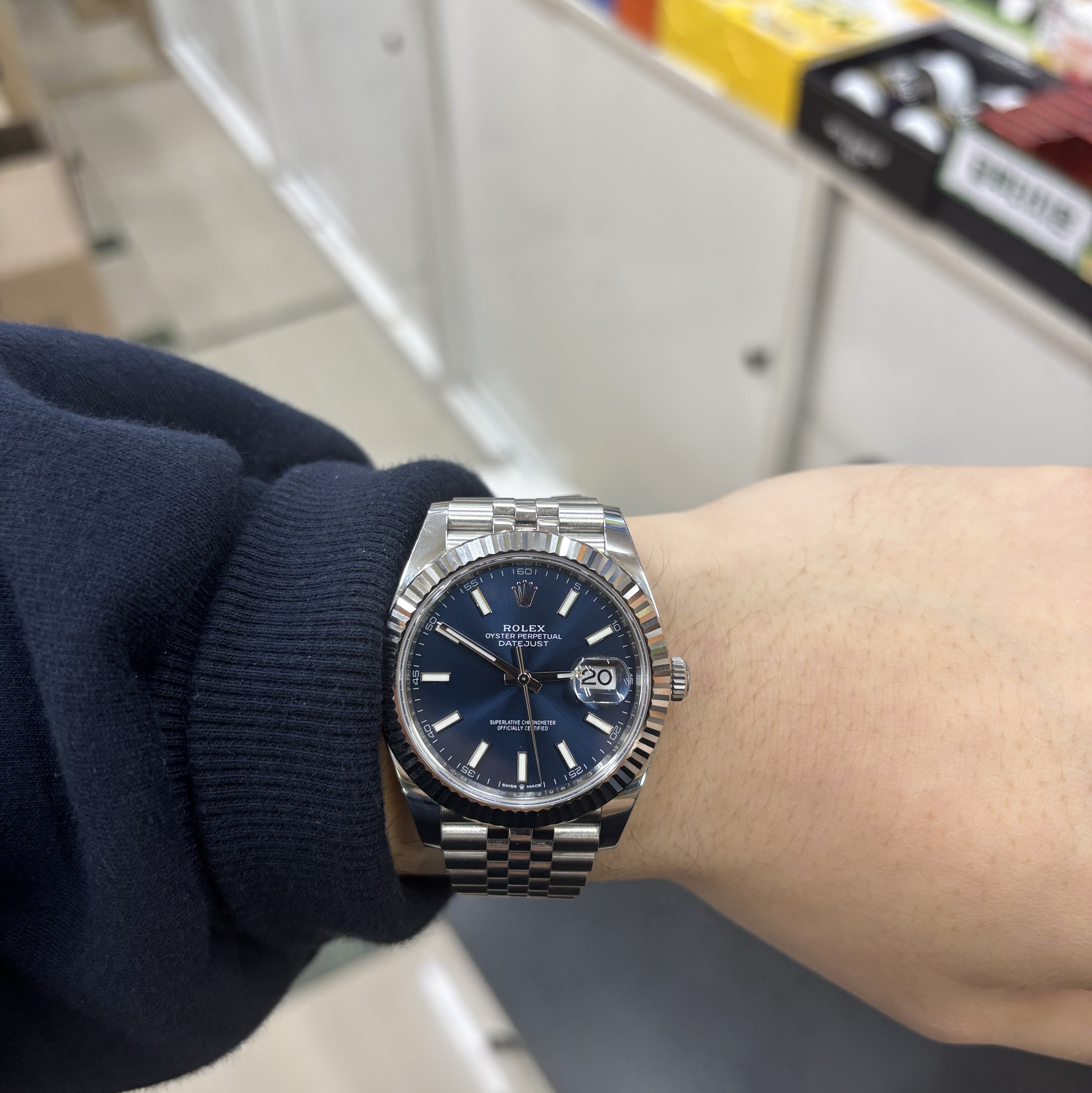 Rolex Datejust 41mm 126334 Bright Blue Jubilee 착용 스타일 - 2