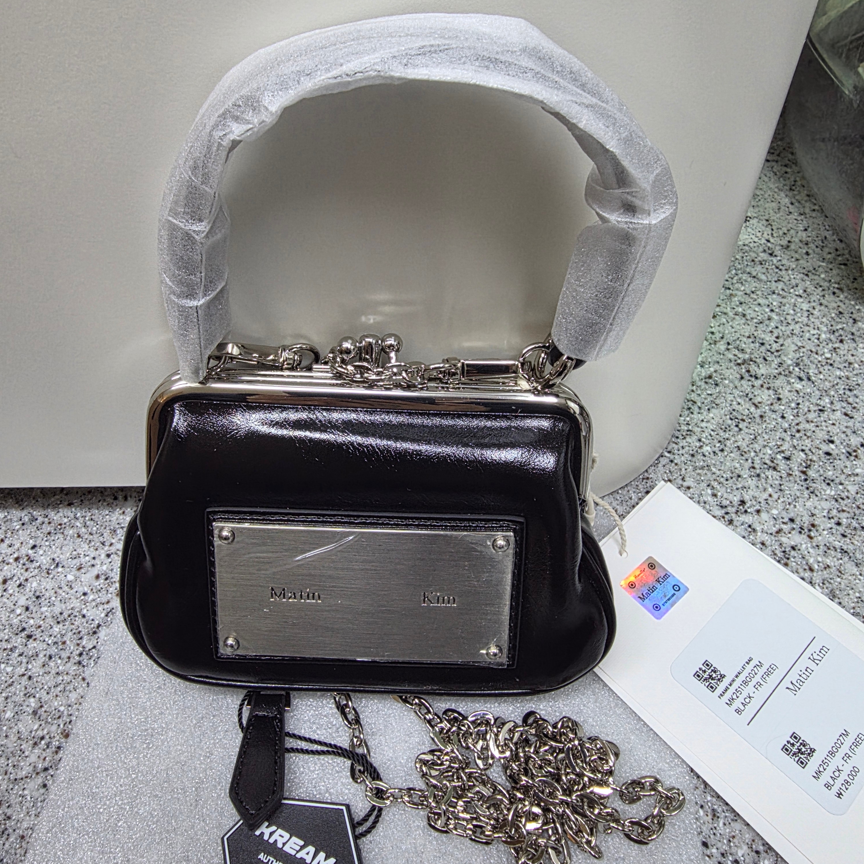 Matin Kim Frame Mini Wallet Bag Black 착용 스타일 - 2