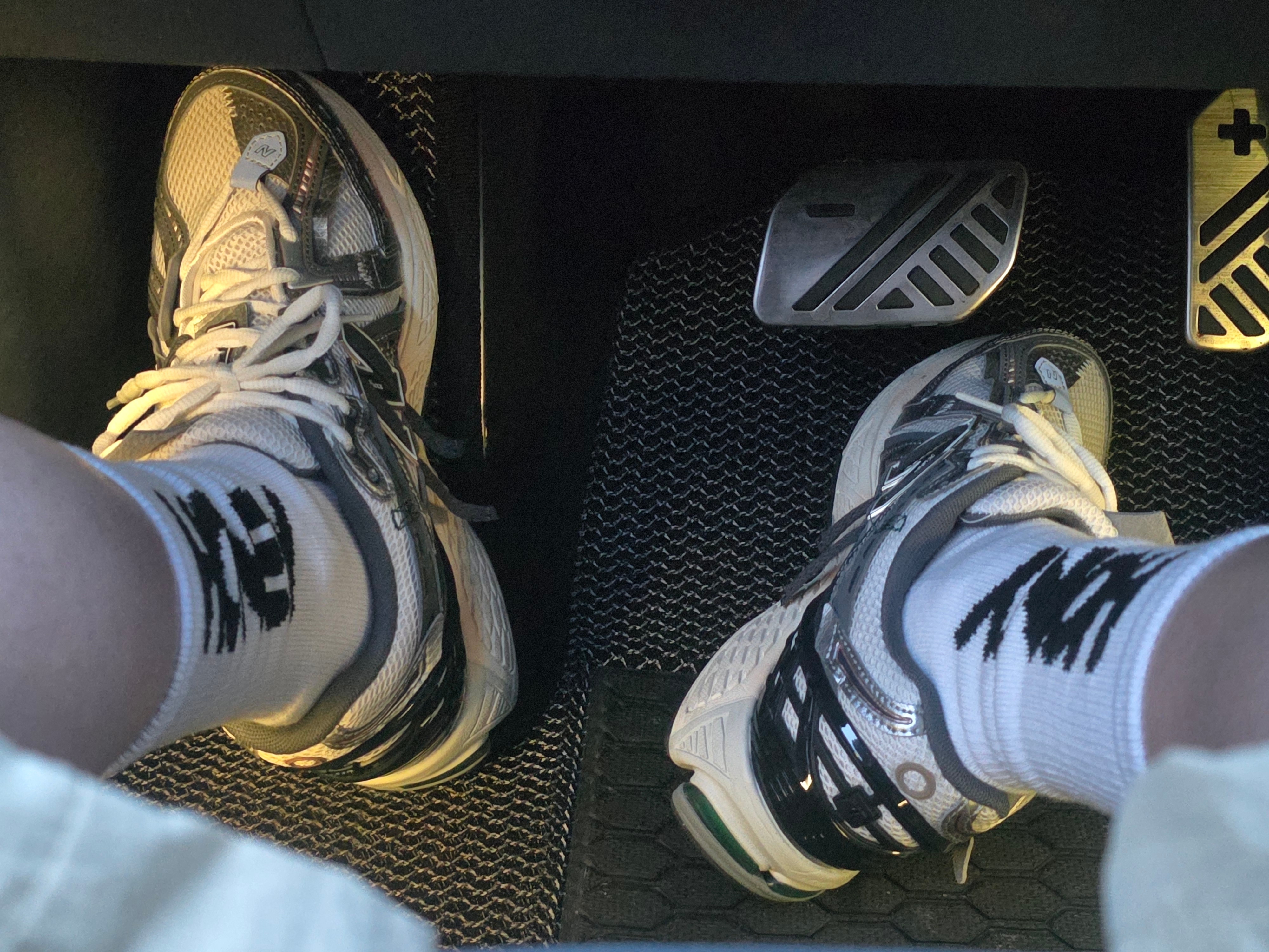New Balance 1906A Silver Metallic Castlerock, Honey Scoop House Honey Logo Socks 2Pack Multi 착용 스타일