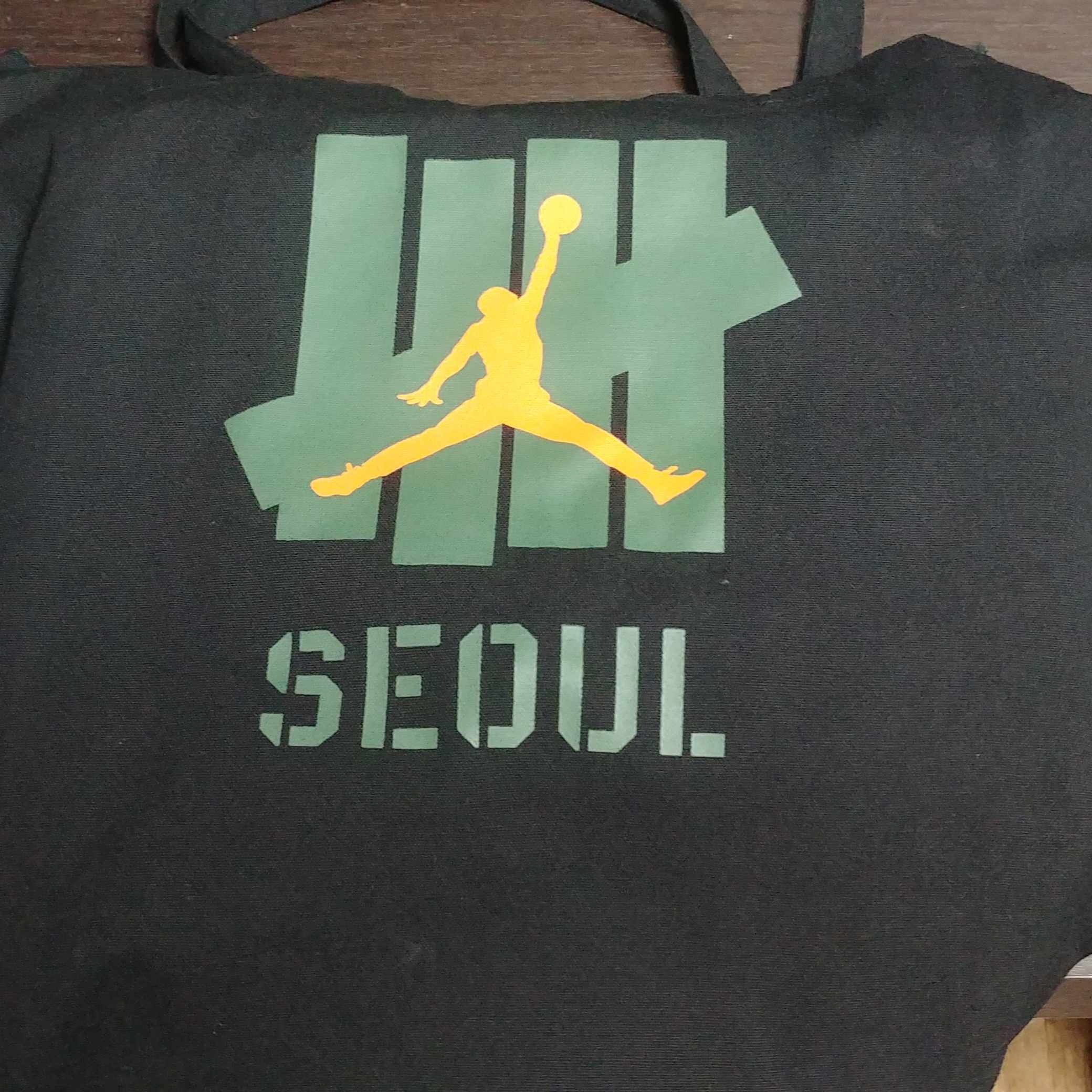 Jordan 4 x Undefeated Retro OG SP Deep Green and Clementine 착용 스타일 - 1