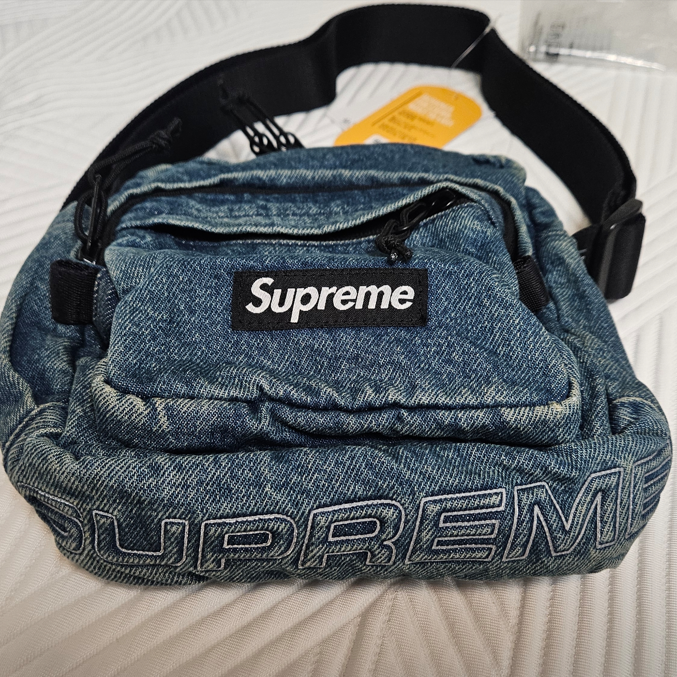 Supreme Denim Shoulder Bag Washed Indigo - 25FW 착용 스타일