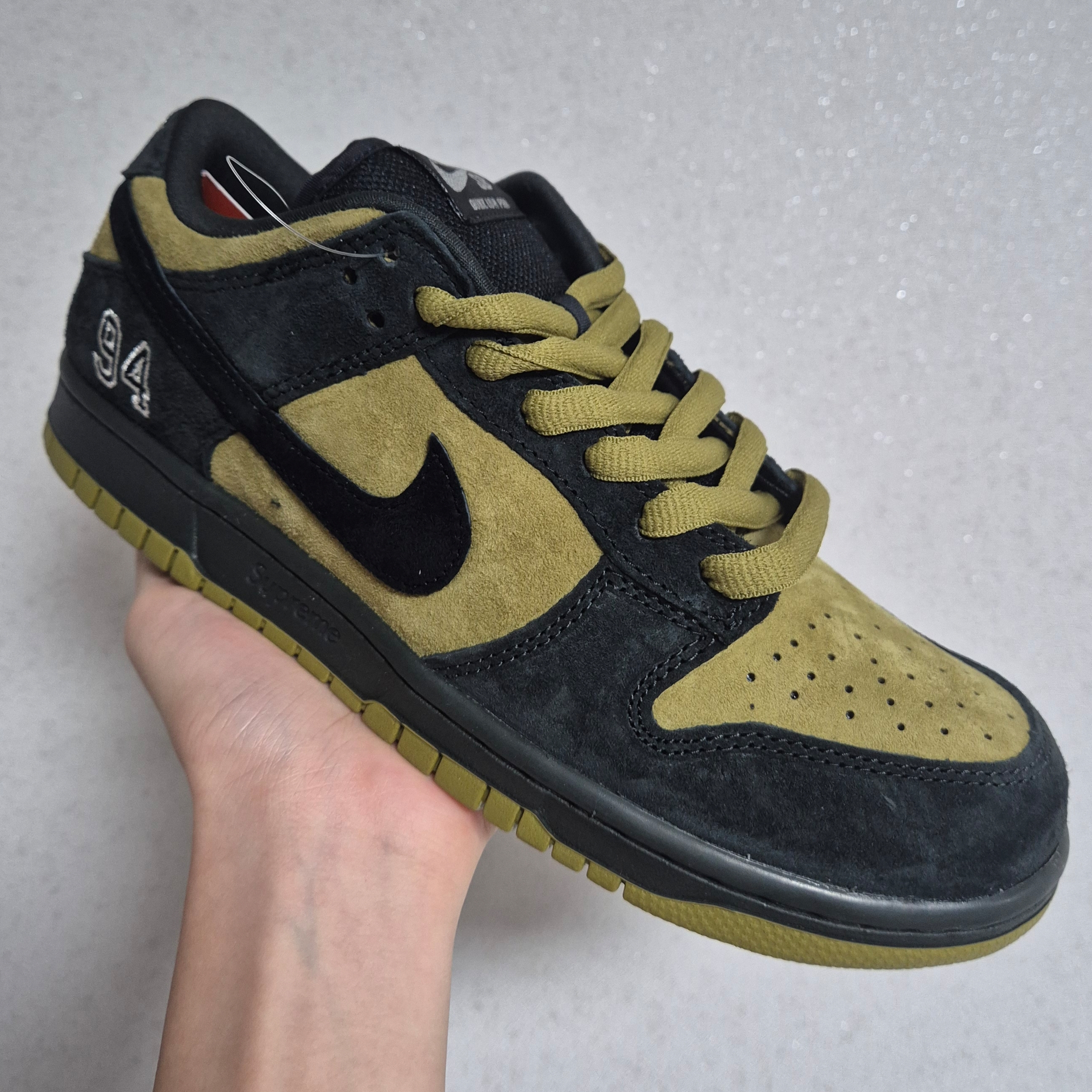 Nike x Supreme SB Dunk Low Camper Green 착용 스타일 - 1