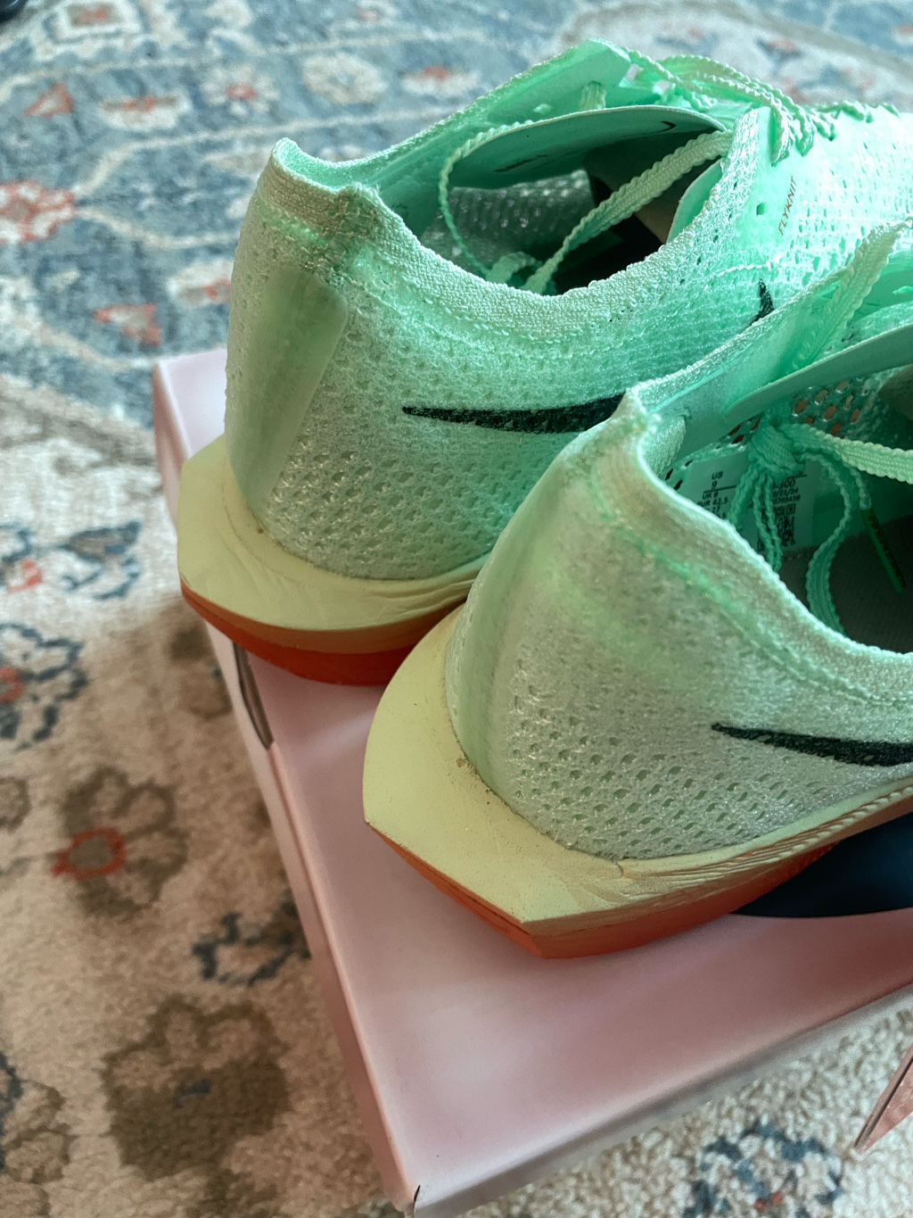 Nike ZoomX Vaporfly Next% 3 Vapor Green Dragon Red 착용 스타일 - 5