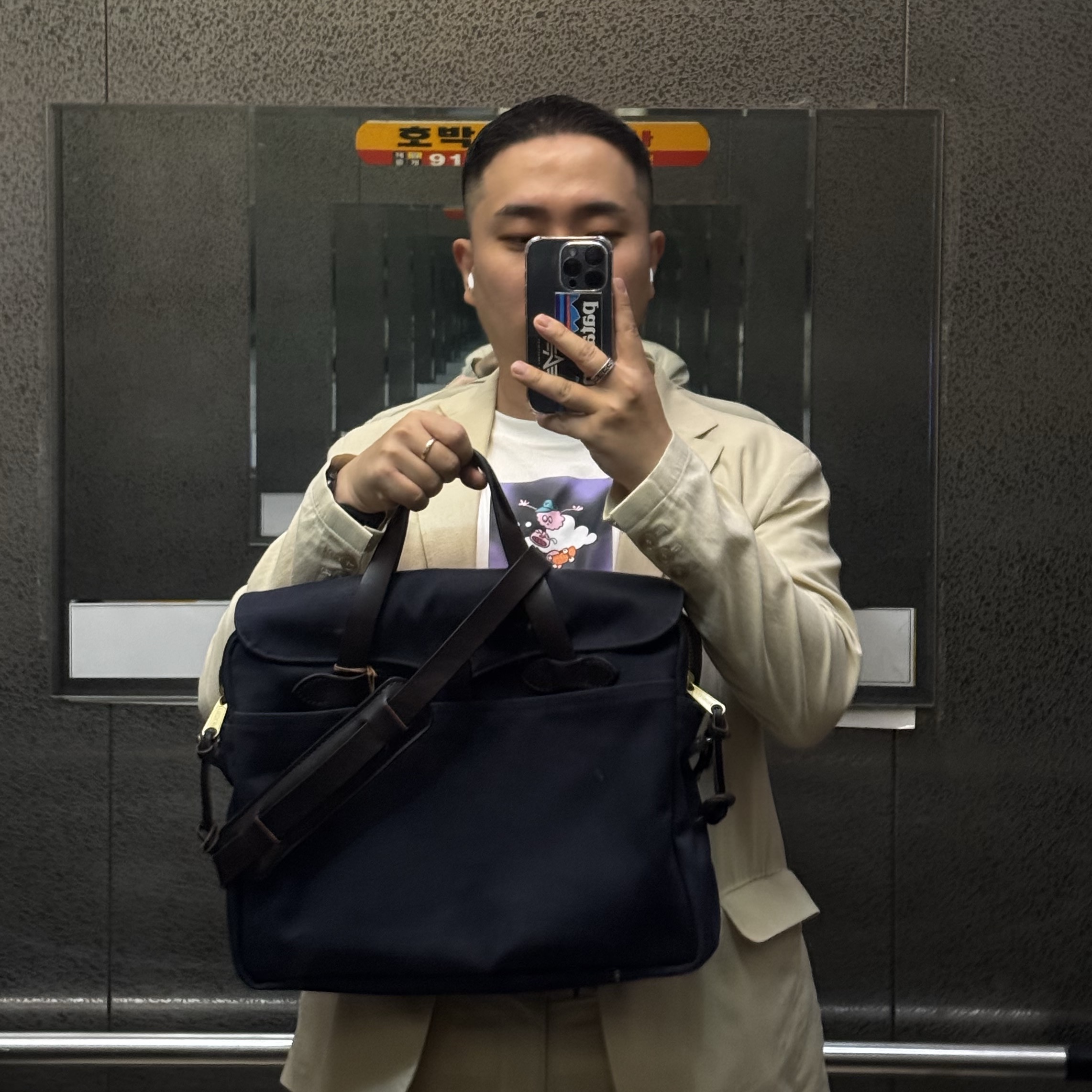 Filson Rugged Twill Original Briefcase Navy 착용 스타일