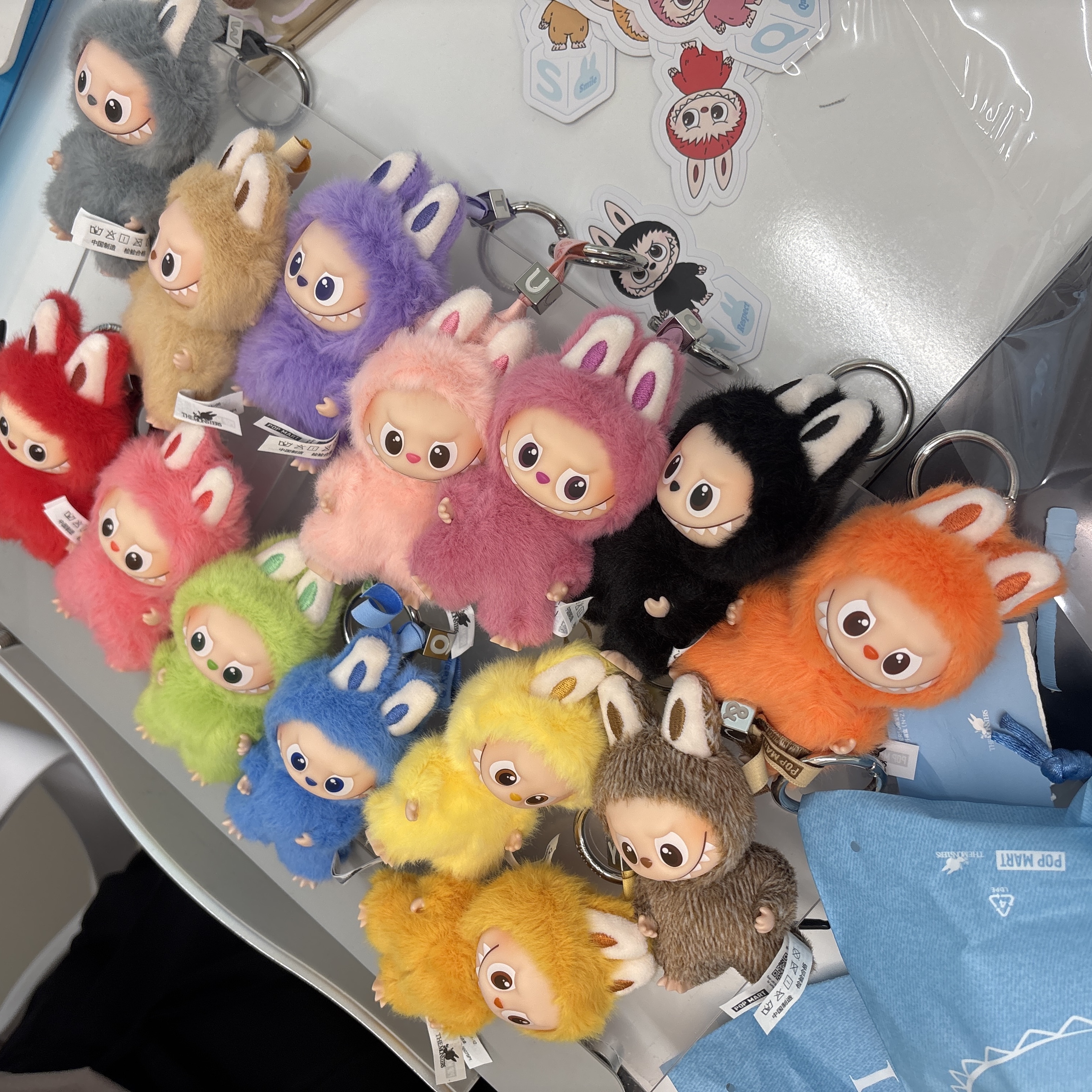 Pop Mart Labubu The Monsters Pin For Love Series Vinyl Plush Pendant Sealed Case (N-Z) (1 Blind Box), Pop Mart Labubu The Monsters Pin For Love Series Vinyl Plush Pendant Sealed Case (N-Z) (14 Blind Boxes) 착용 스타일