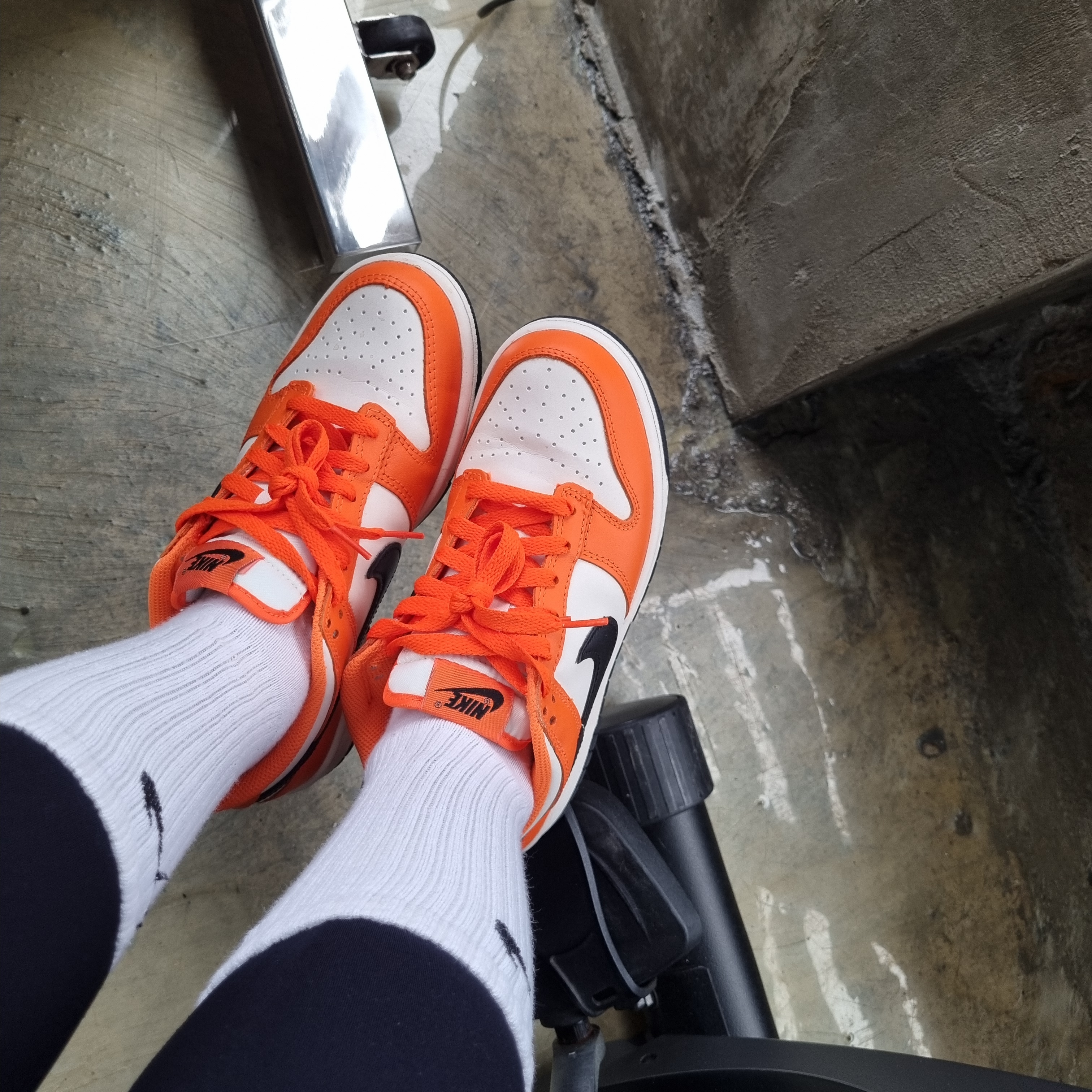 (GS) Nike Dunk Low Safety Orange 착용 스타일 - 3