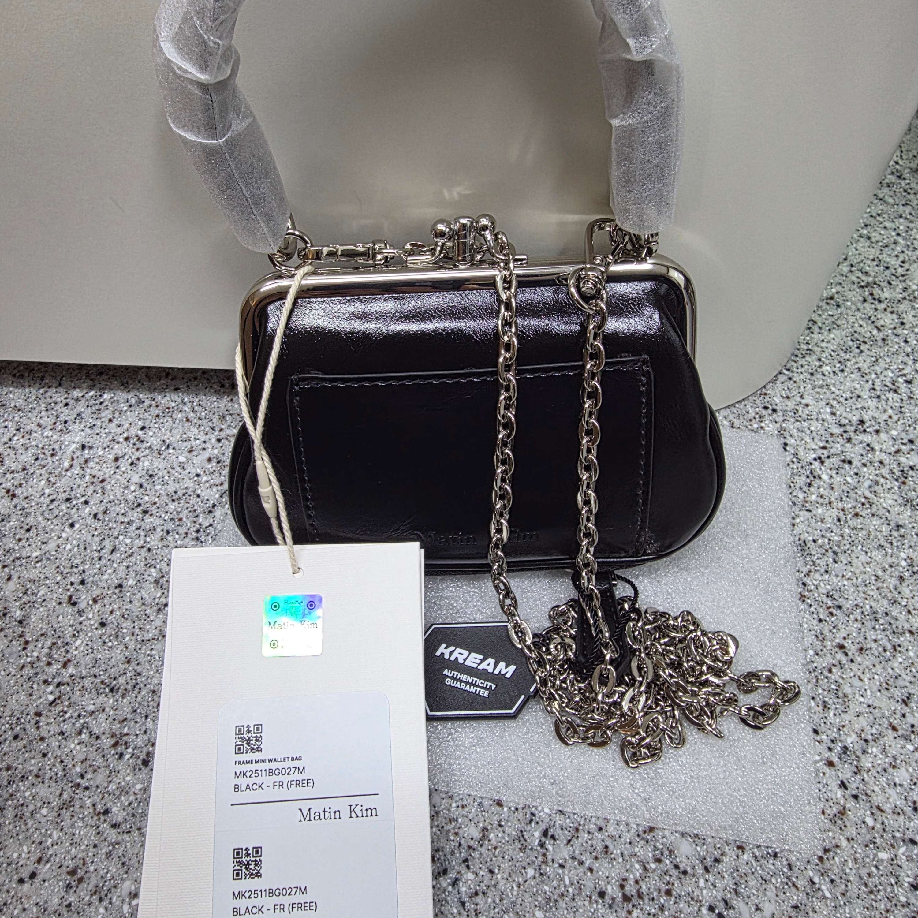 Matin Kim Frame Mini Wallet Bag Black 착용 스타일 - 1