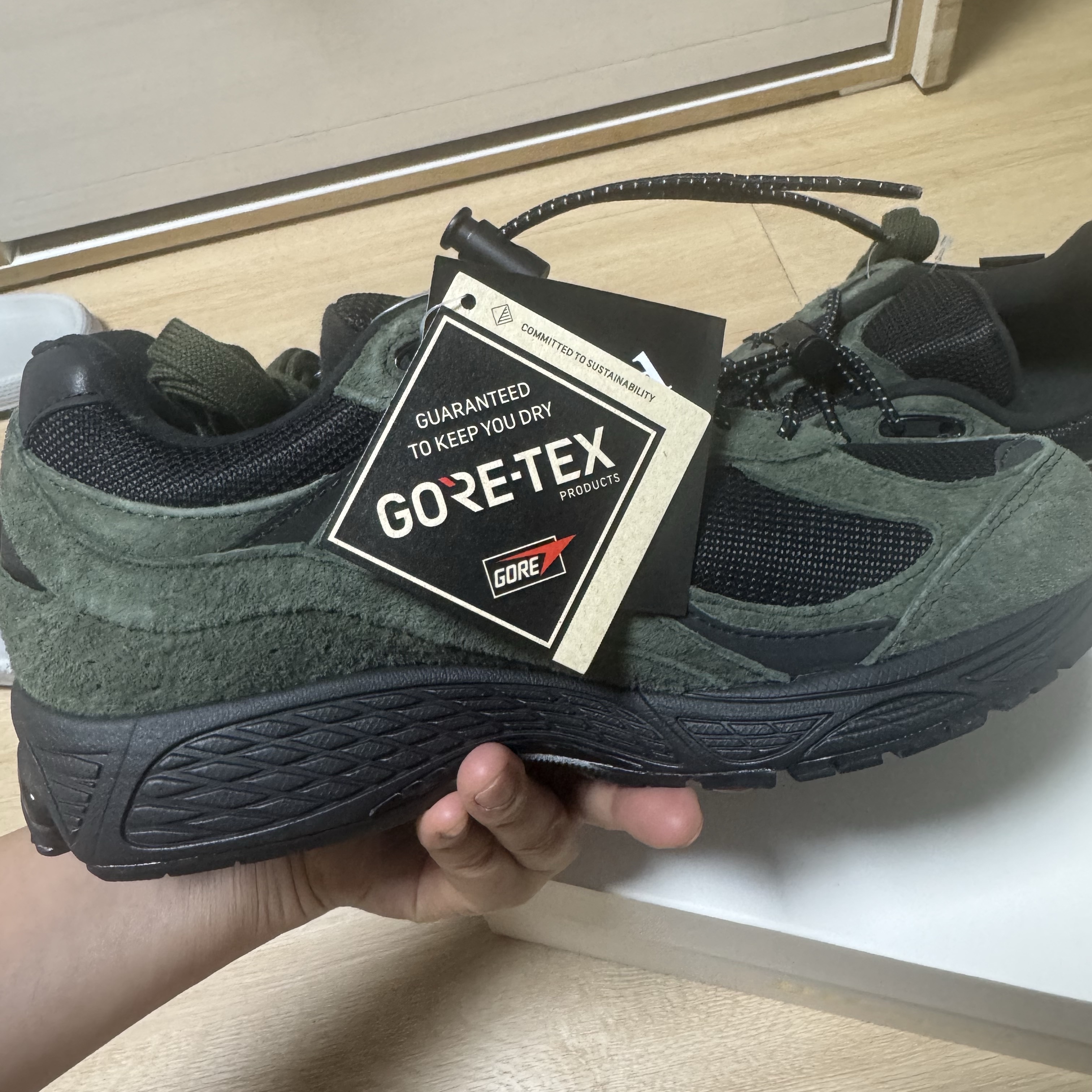 New Balance x JJJJound 2002R Gore-Tex Pine 착용 스타일 - 4