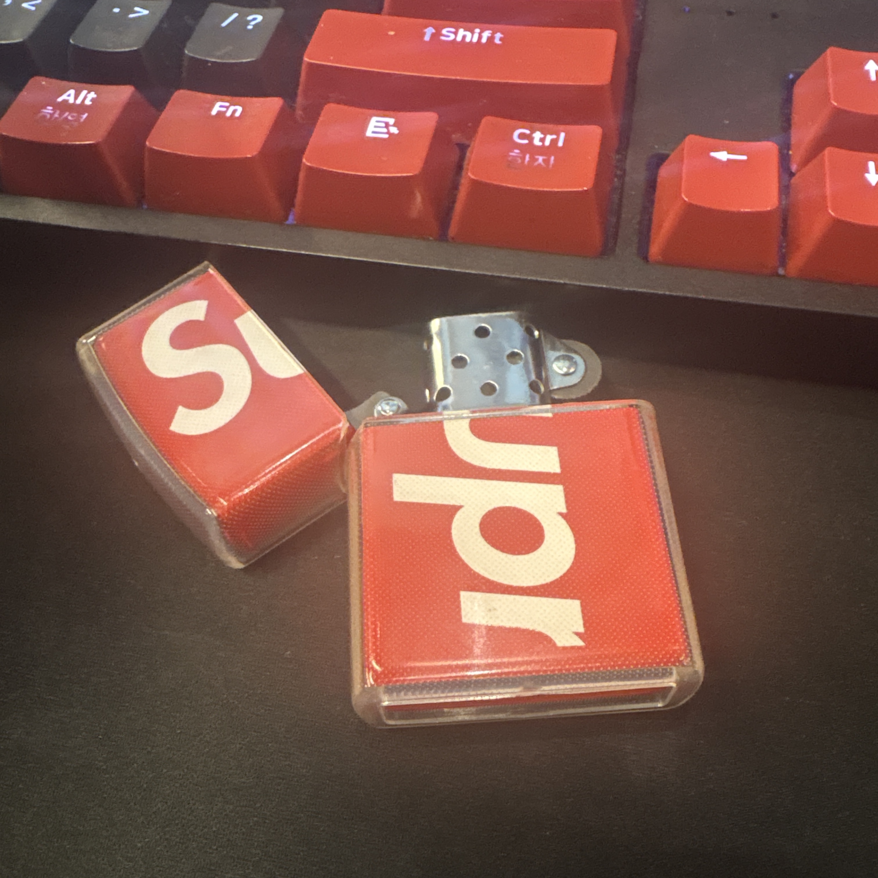 Supreme Logo Zippo Red 착용 스타일