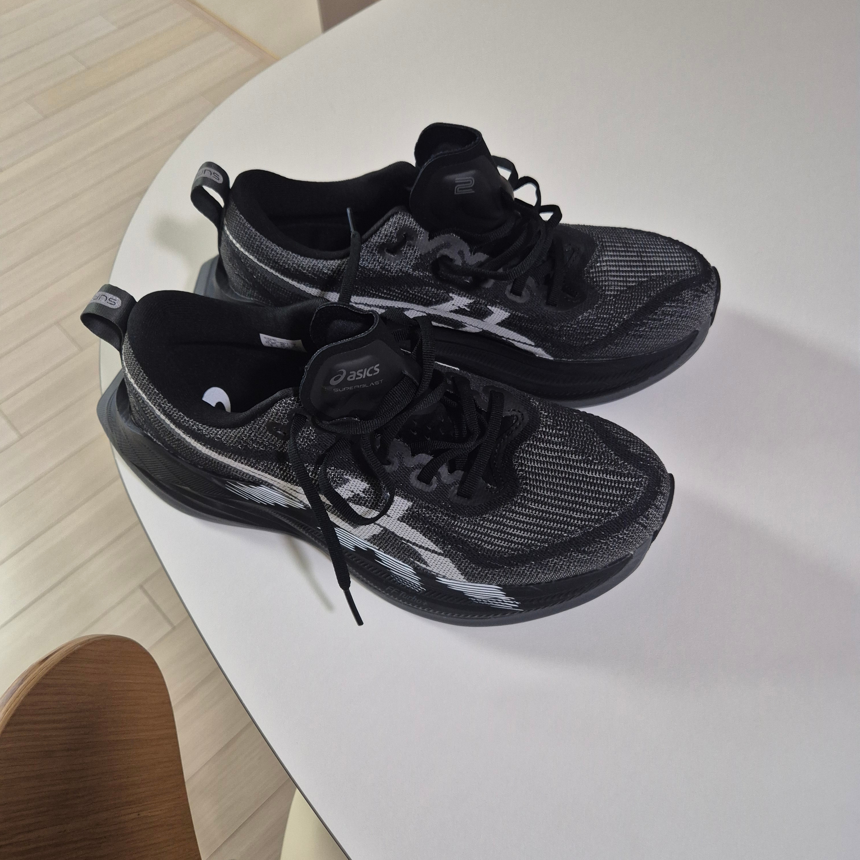 Asics Superblast 2 Black White 착용 스타일