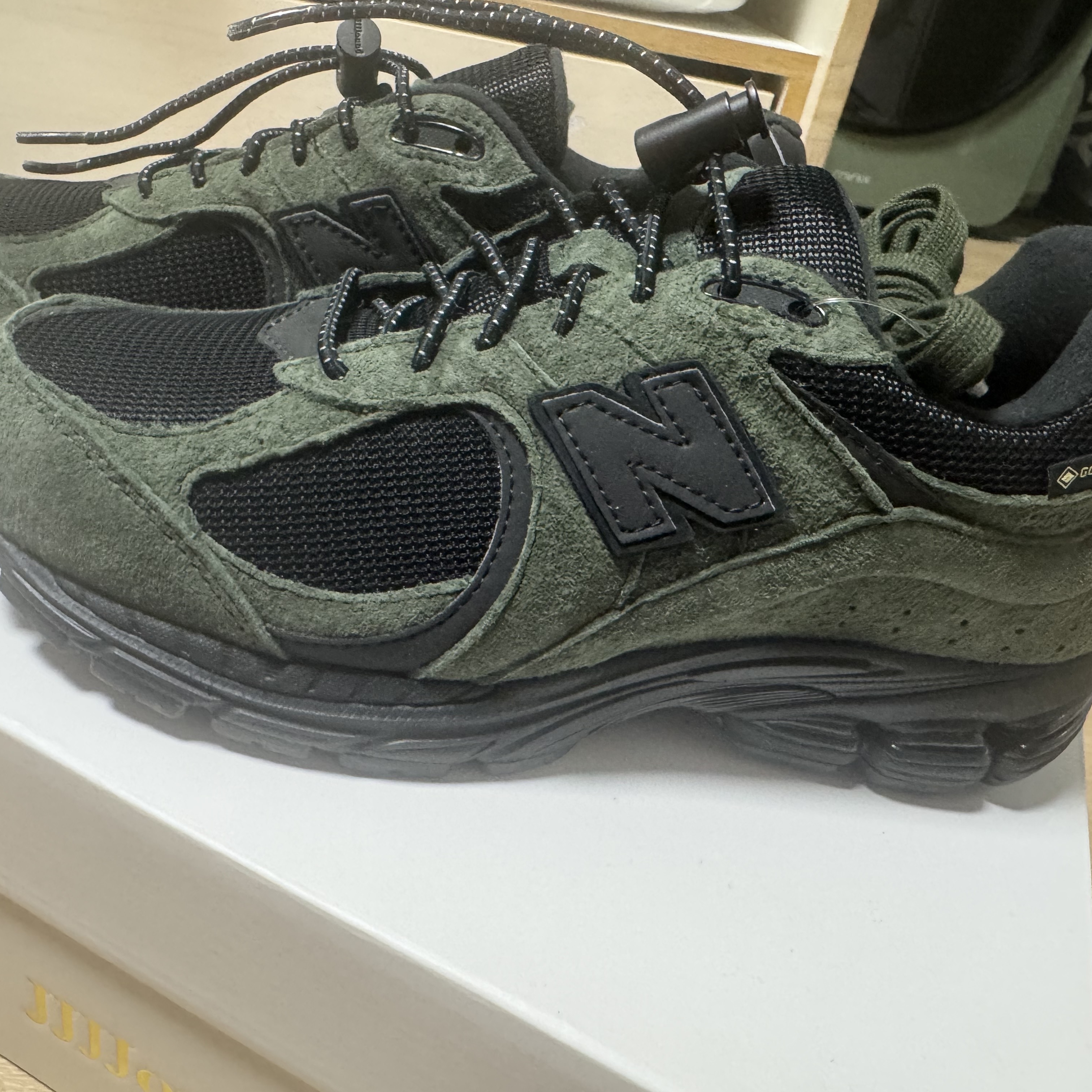 New Balance x JJJJound 2002R Gore-Tex Pine 착용 스타일 - 2