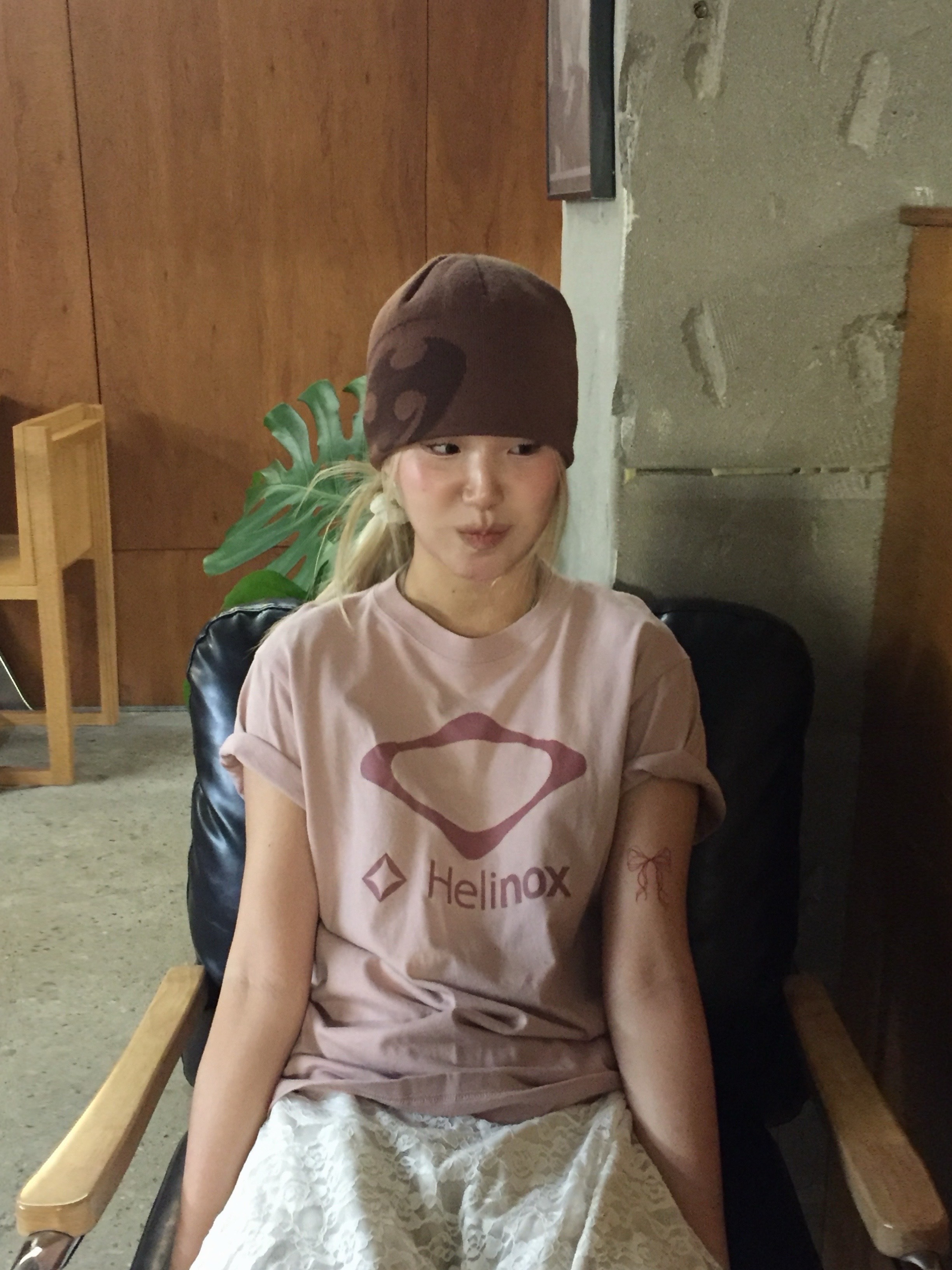 Sansan Gear Logo Beanie Brick Red, (W) Mischief x Helinox T-Shirt Rose Brown 착용 스타일 - 2