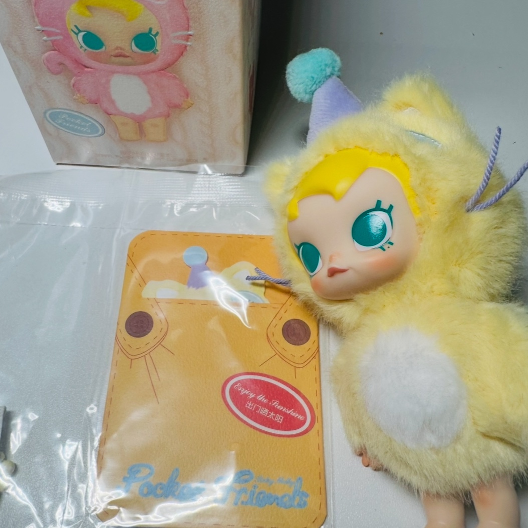 Pop Mart Baby Molly Pocket Friends Series Vinyl Plush Pendant Enjoy the Sunshine (Opened Case) 착용 스타일