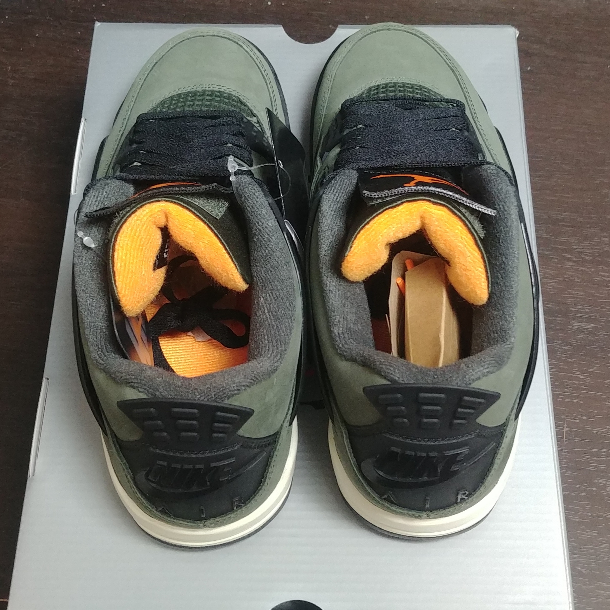Jordan 4 x Undefeated Retro OG SP Deep Green and Clementine 착용 스타일 - 3