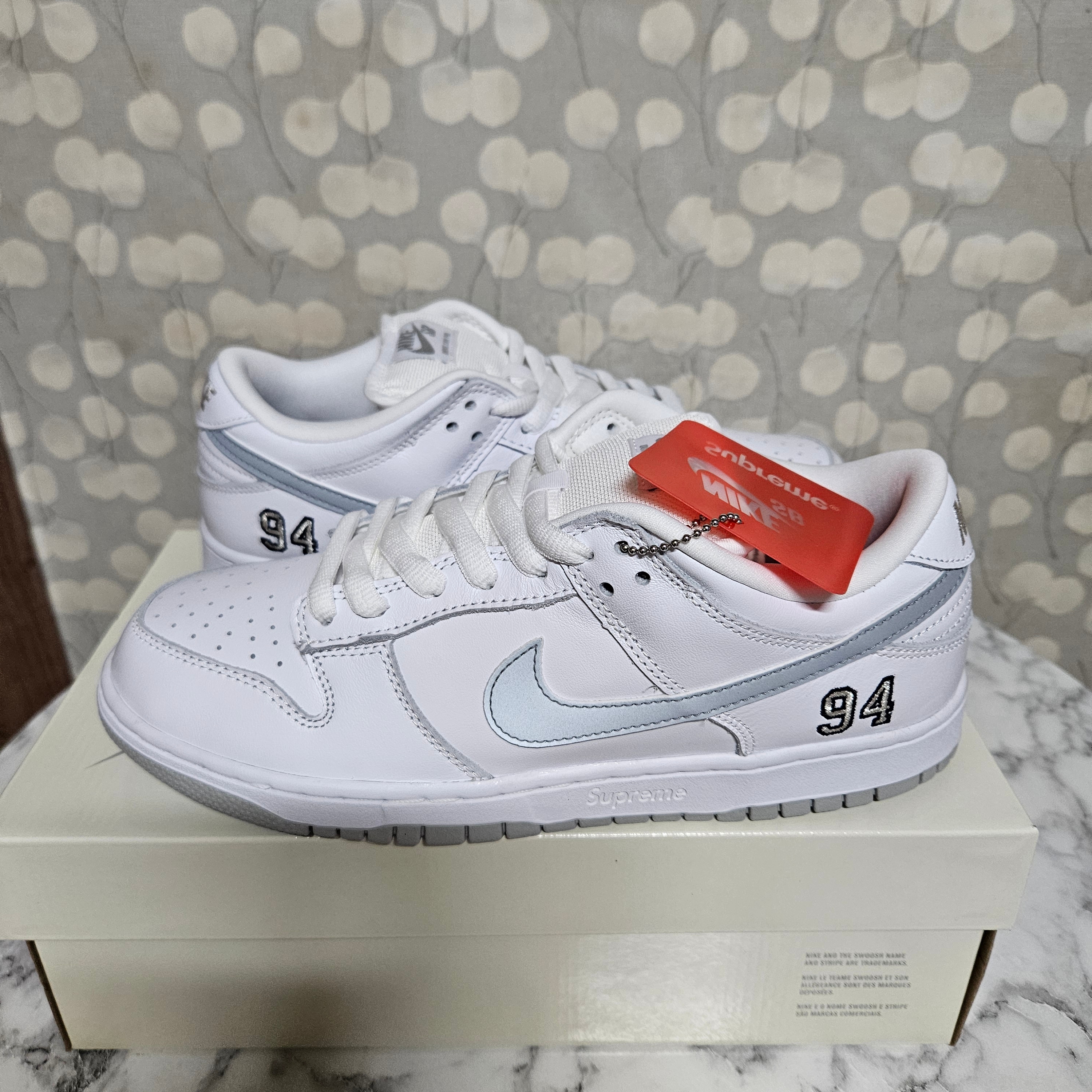 Nike x Supreme SB Dunk Low White 착용 스타일 - 4