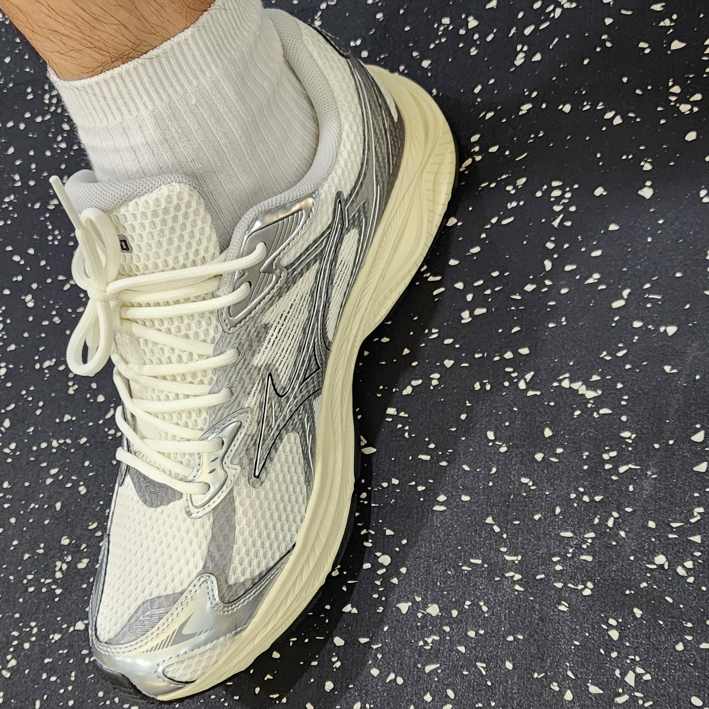 Mizuno Racer V2 Cream Silver 착용 스타일 - 2