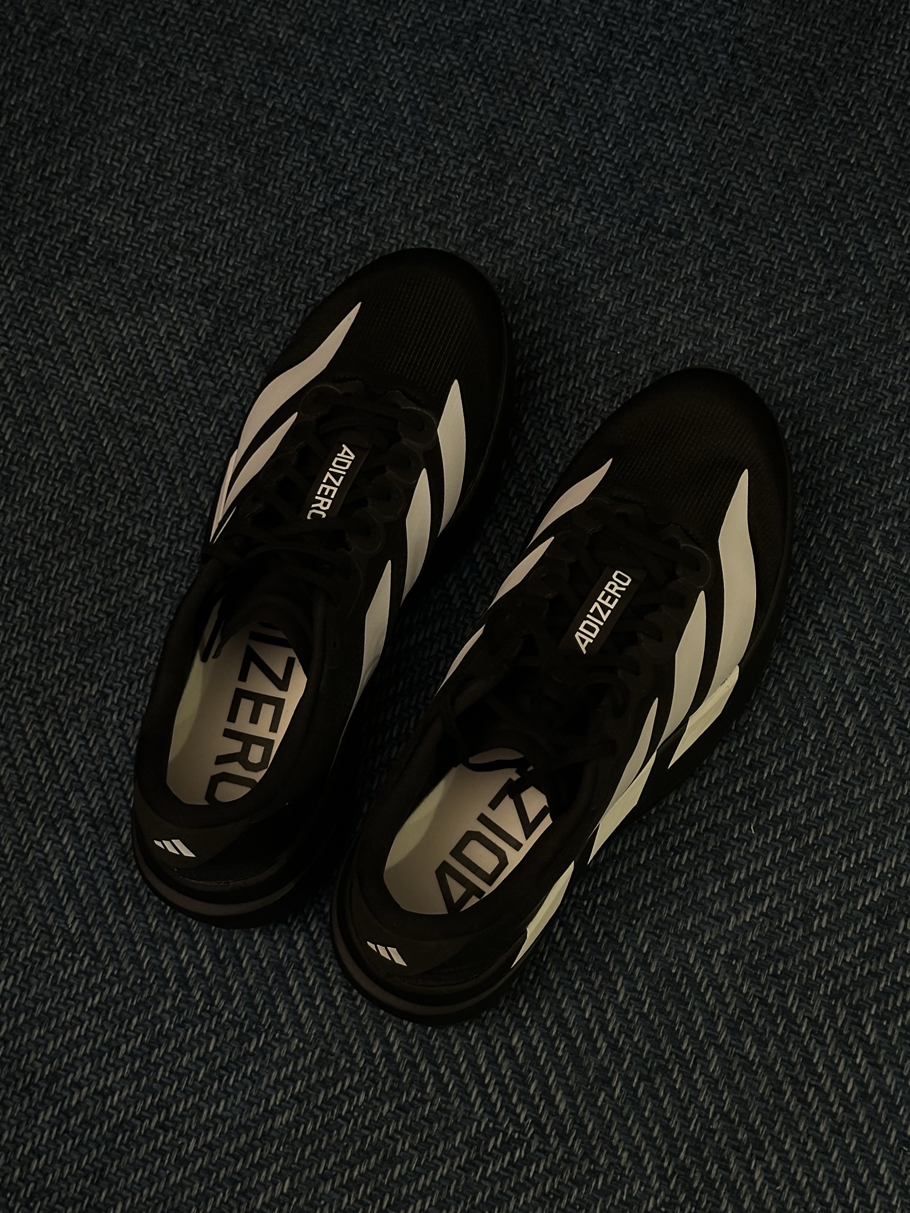 Adidas Adizero EVO SL Core Black Cloud White, Salomon Link Camp Cap Black 착용 스타일 - 1