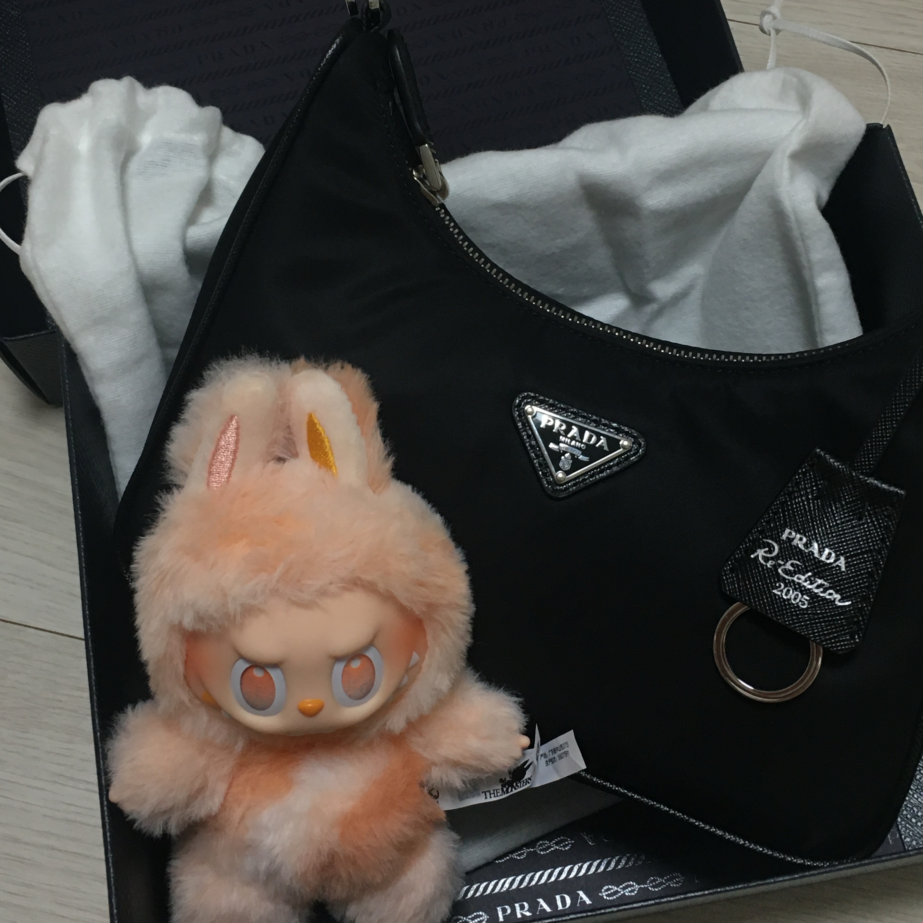 Prada Re-Edition 2005 Re-Nylon and Saffiano Mini Bag Black, Pop Mart Labubu The Monsters Highlight Series Happiness Keyring (Opened Case) 착용 스타일 - 1