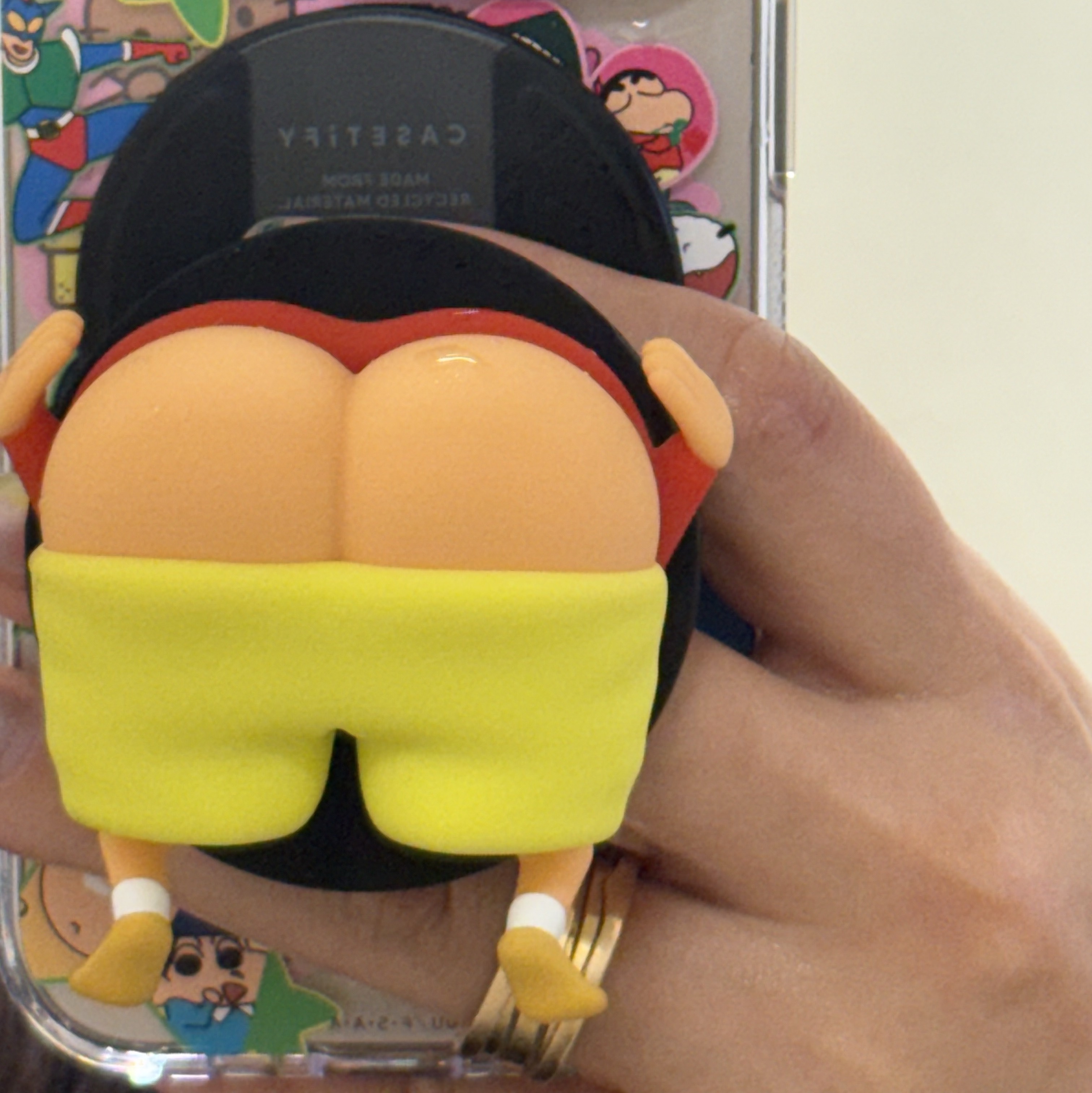 Casetify x Crayon Shin-chan Collectible Grip Stand 착용 스타일