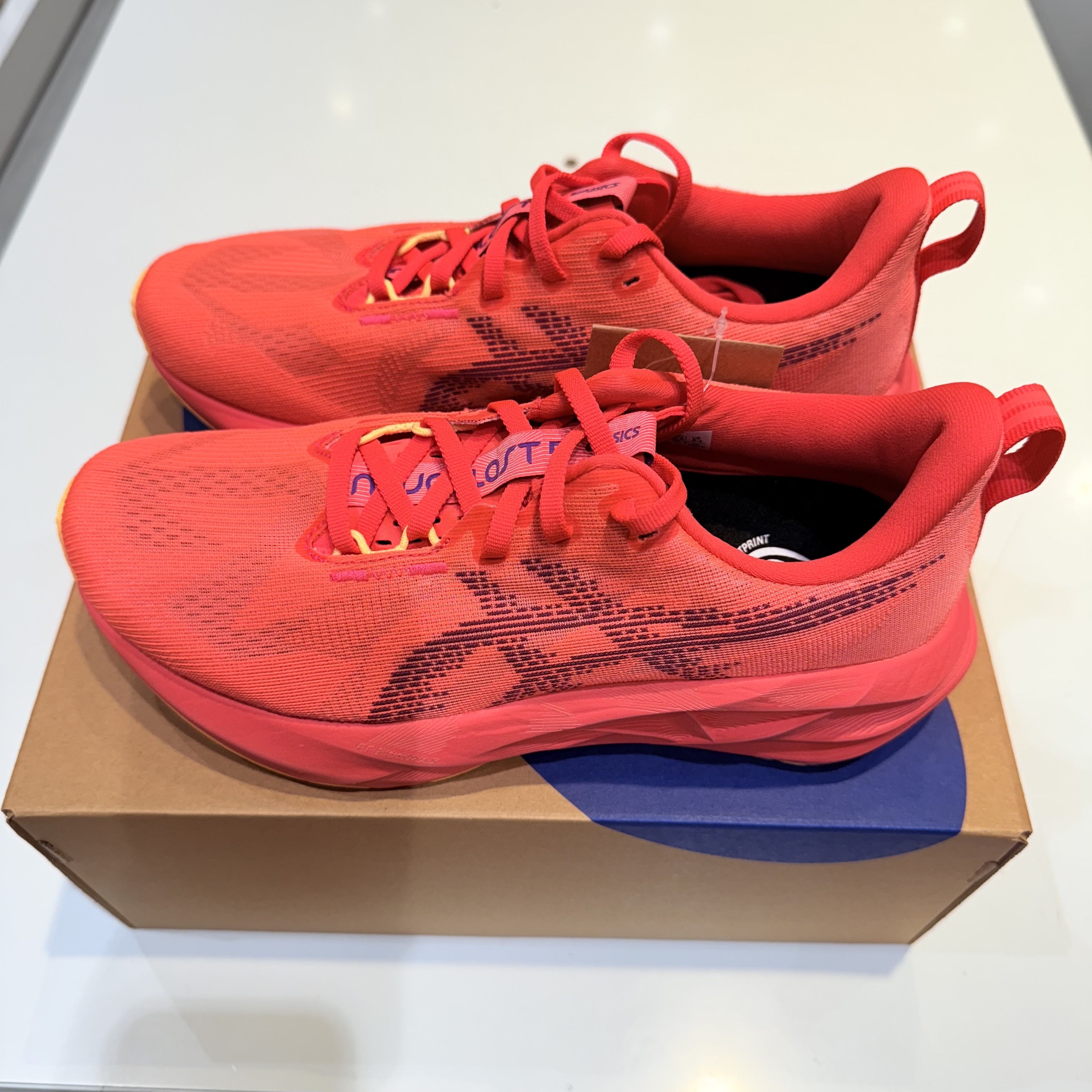 Asics Novablast 5 Flash Red Edo Purple 착용 스타일 - 2