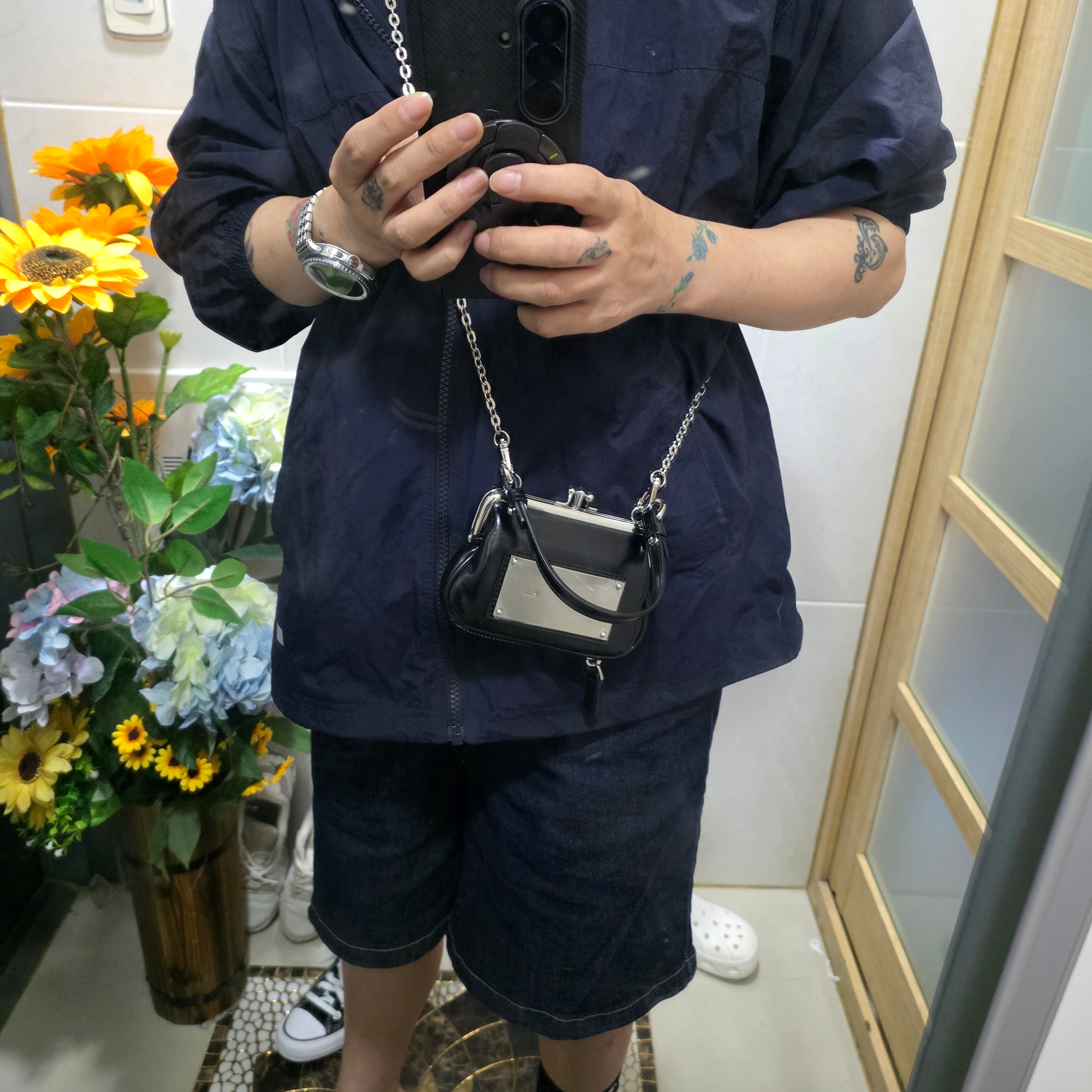 Matin Kim Frame Mini Wallet Bag Black 착용 스타일 - 3