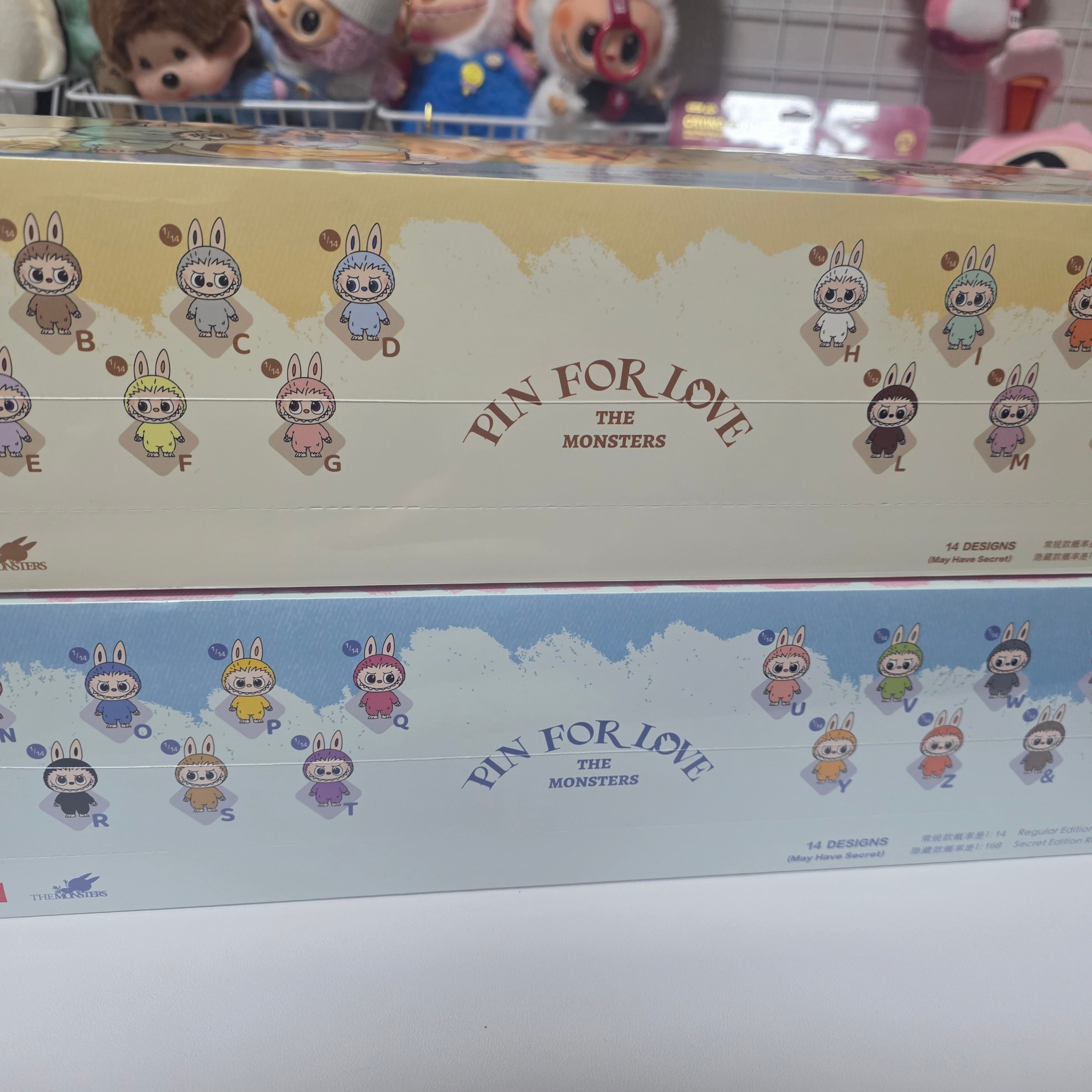 Pop Mart Labubu The Monsters Pin For Love Series Vinyl Plush Pendant Sealed Case (A-M) (14 Blind Boxes), Pop Mart Labubu The Monsters Pin For Love Series Vinyl Plush Pendant Sealed Case (N-Z) (14 Blind Boxes) 착용 스타일 - 2