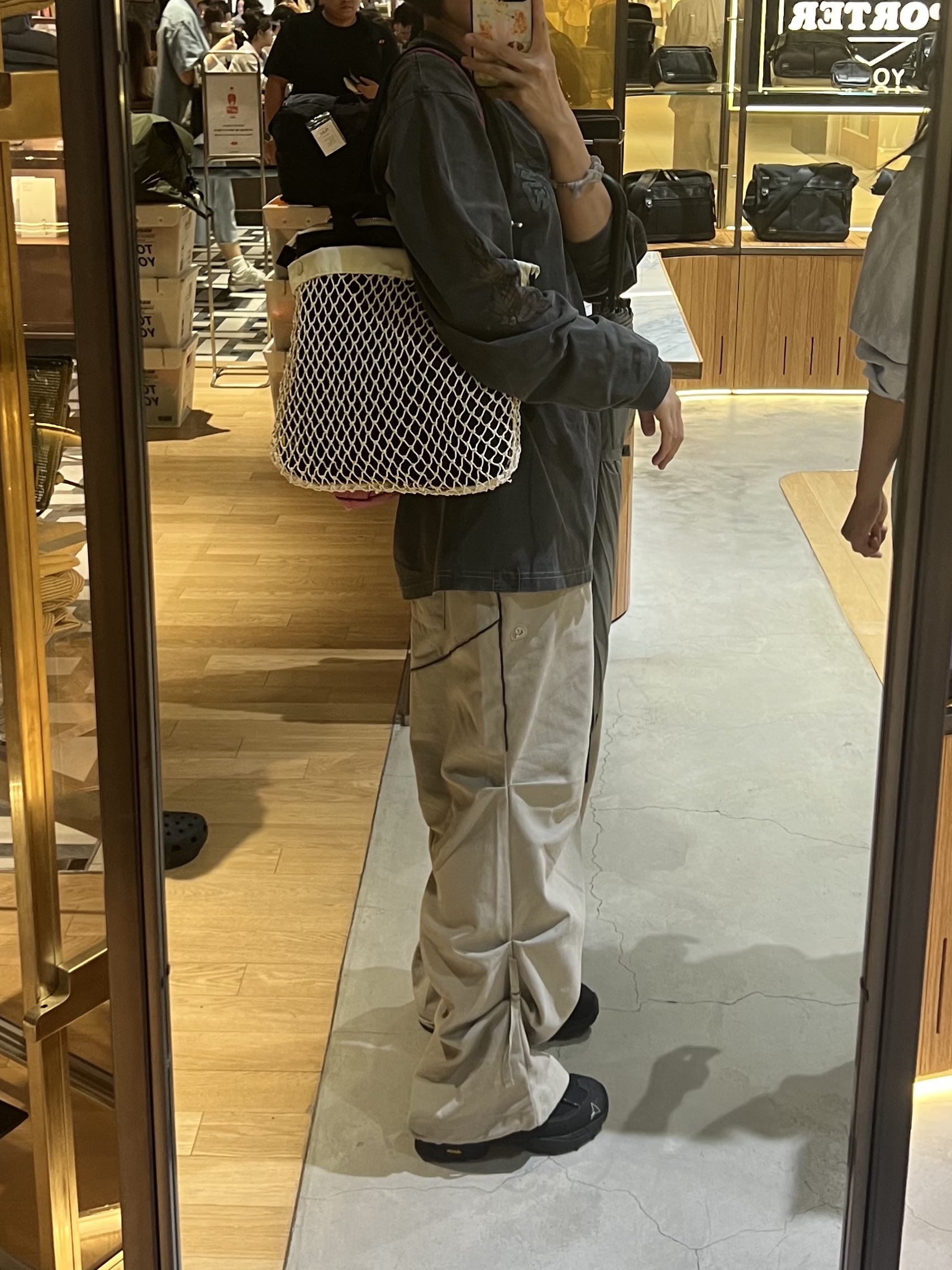 Porter x Digawel Helmet Bag Black, COYSEIO Soft Strap Line Pants Beige 착용 스타일 - 1