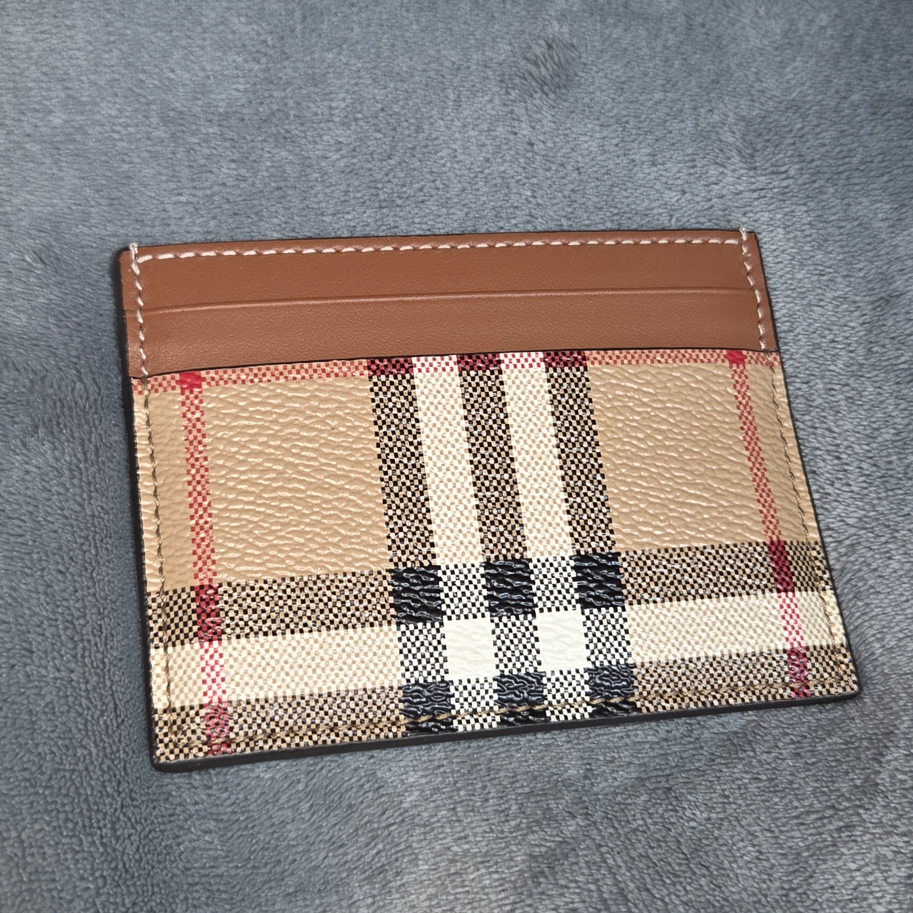 Burberry Check and Leather Card Case Archive Beige 착용 스타일