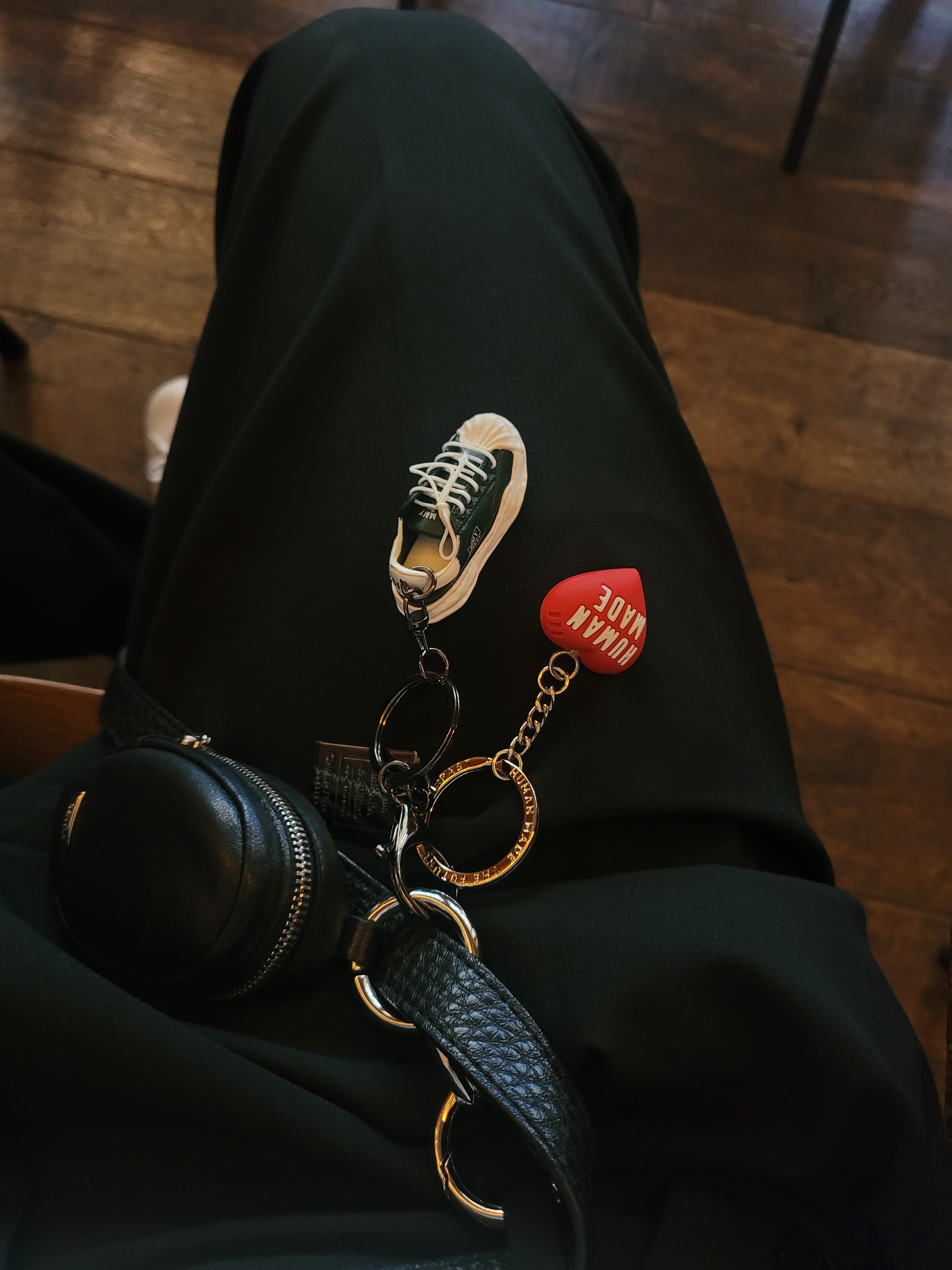 Human Made Heart Rubber Key Chain Red, Odyssey x Maison Mihara Yasuhiro Blakey Keyring Green 착용 스타일 - 2