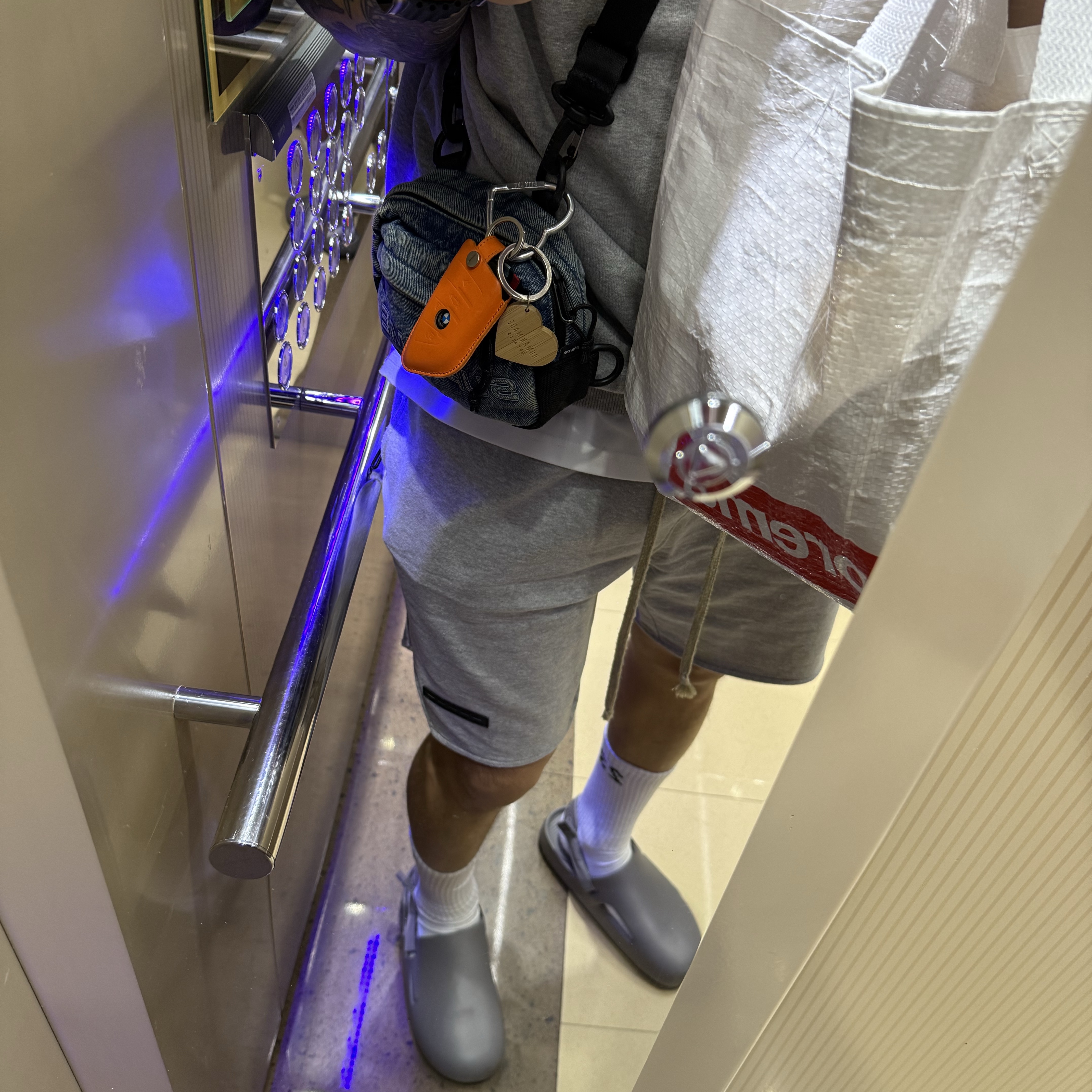 Supreme Denim Mini Shoulder Bag Washed Indigo - 25FW, Human Made Heart Carabiner Silver 착용 스타일 - 1