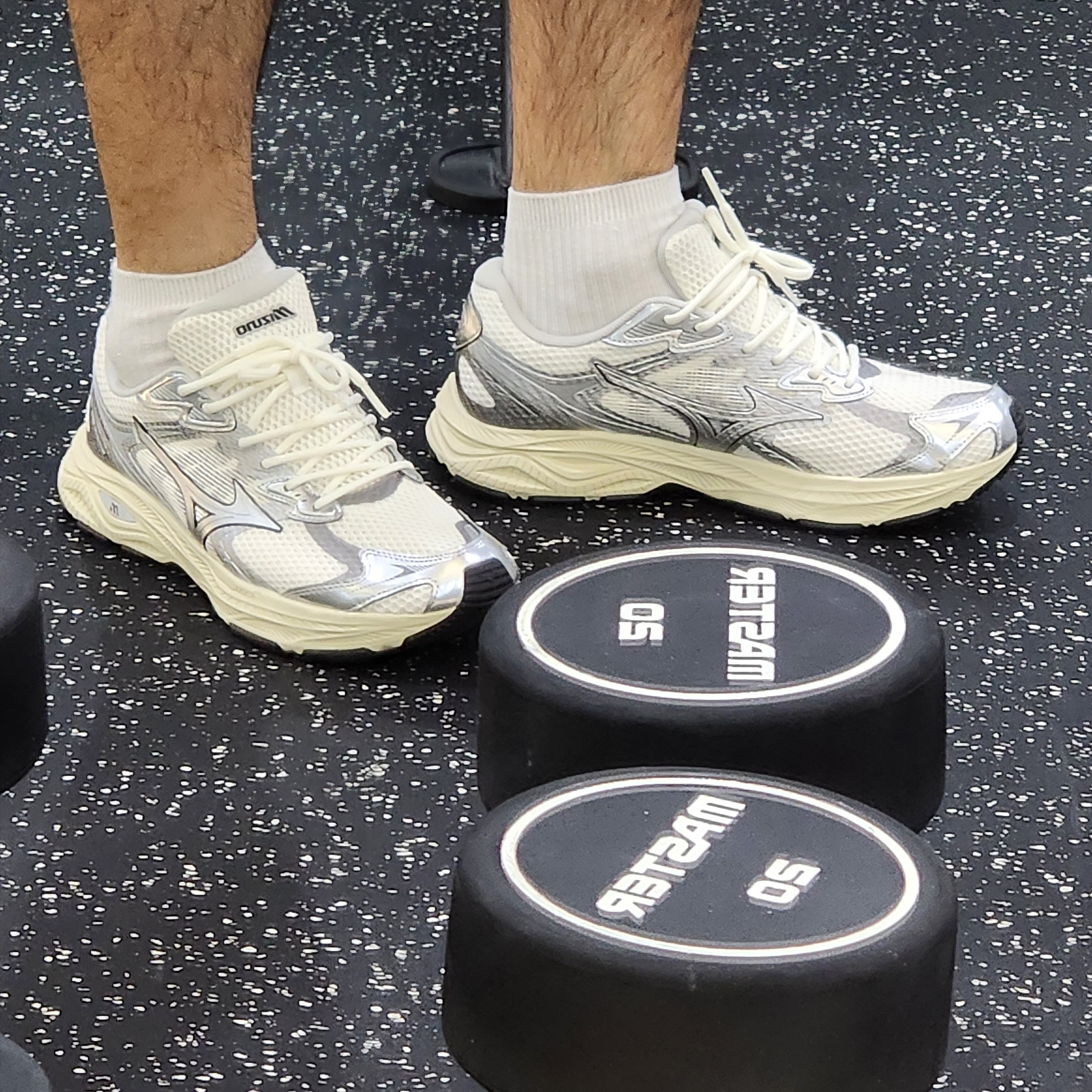 Mizuno Racer V2 Cream Silver 착용 스타일 - 1