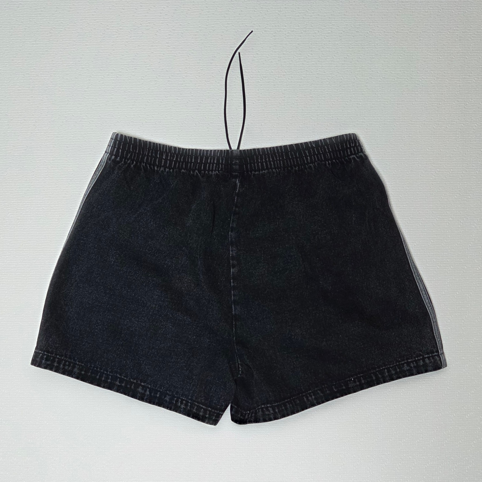 (W) Adidas Adicolor Denim Firebird Shorts True Black Denim - US Sizing 착용 스타일 - 2