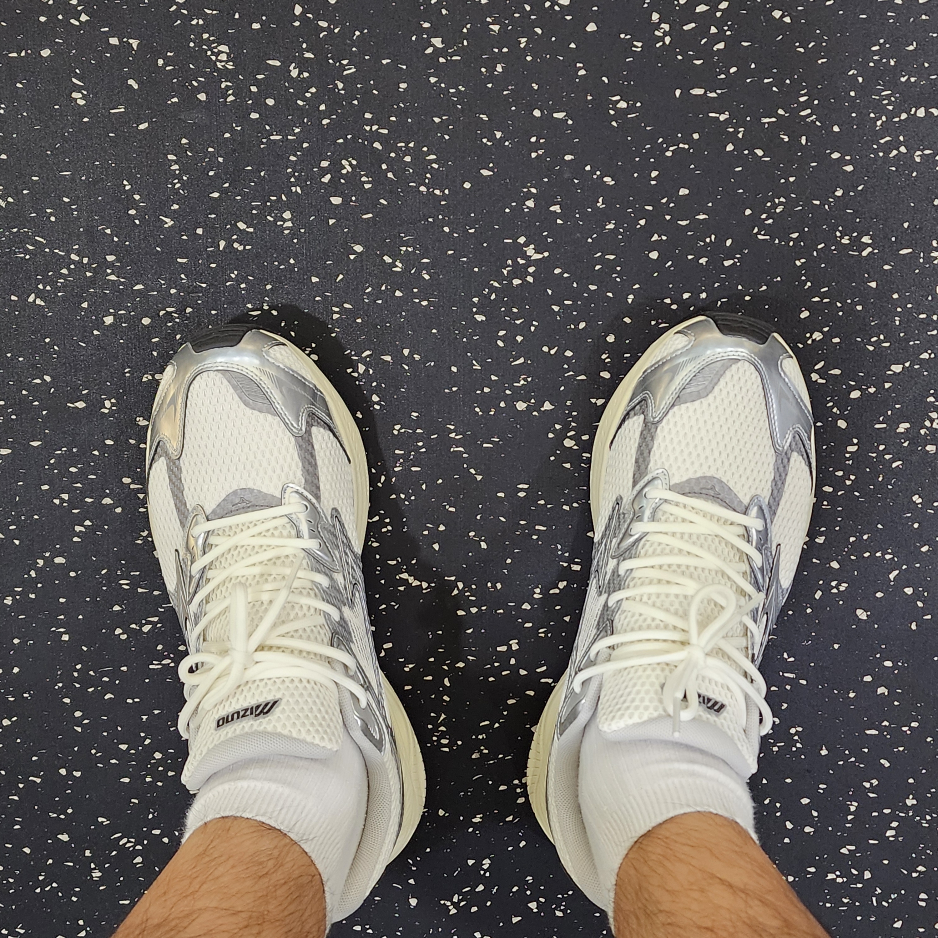 Mizuno Racer V2 Cream Silver 착용 스타일 - 4