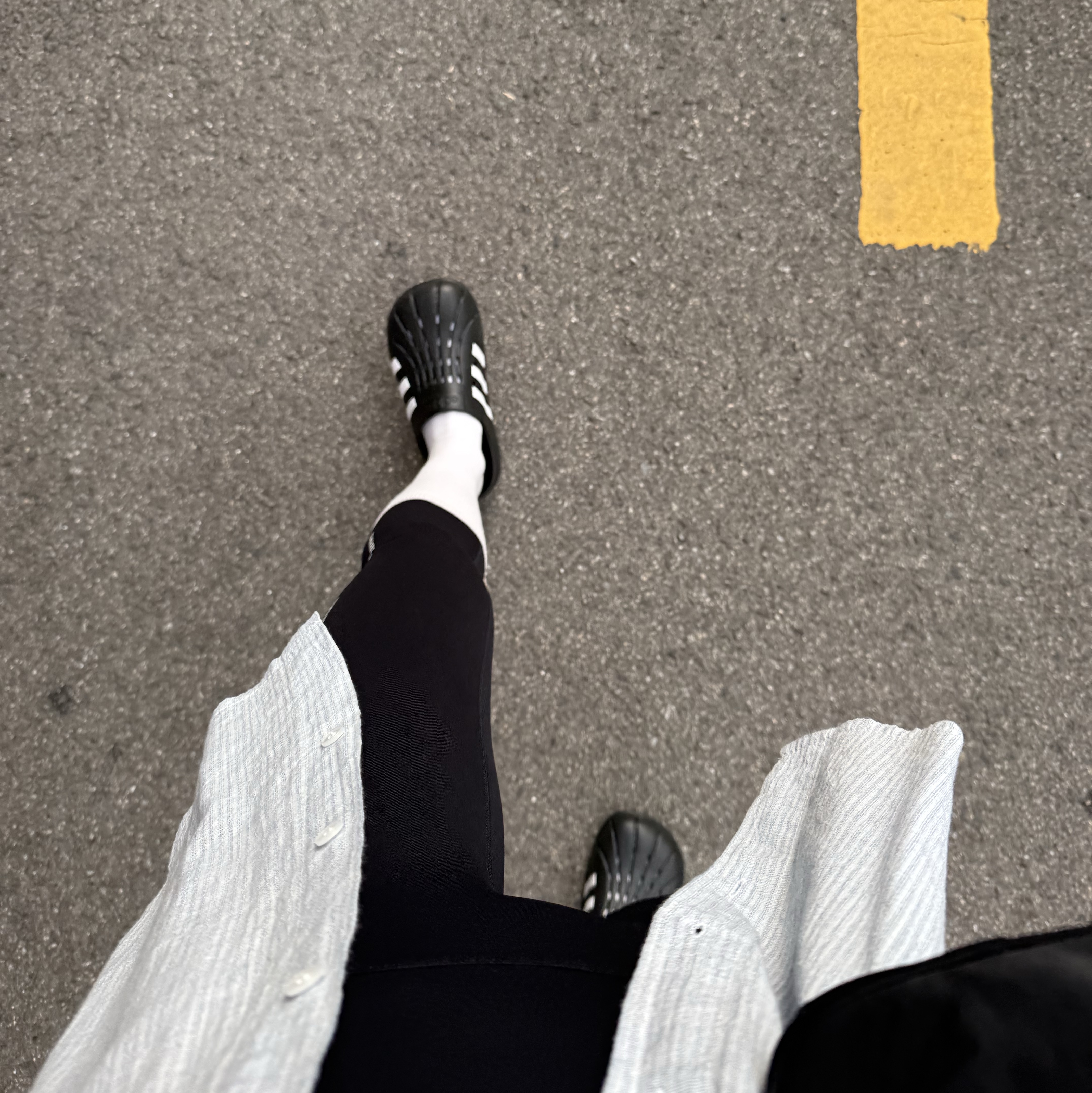 Adidas Adilette Clog Black White 착용 스타일