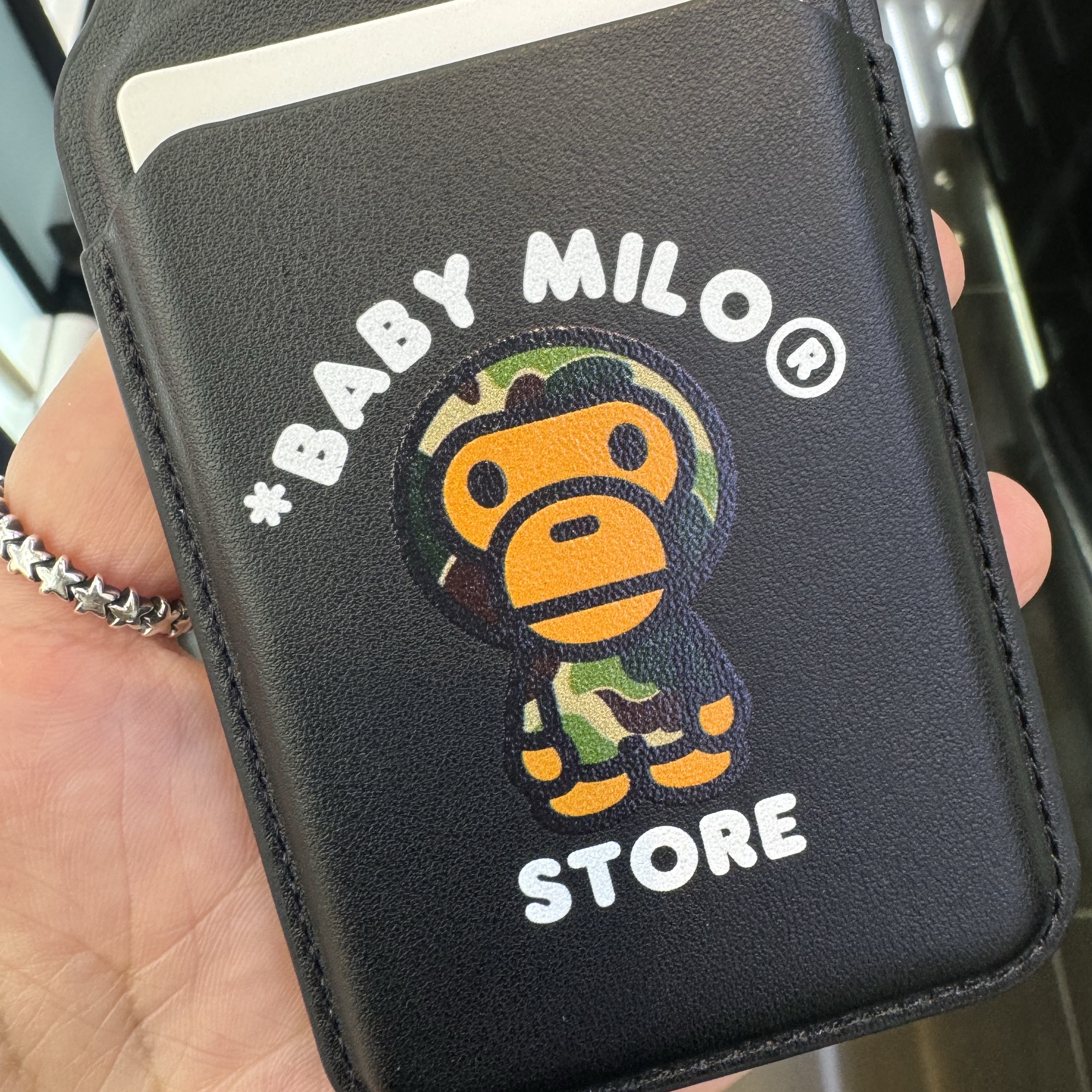 BAPE Baby Milo MagSafe Card Holder Black 착용 스타일