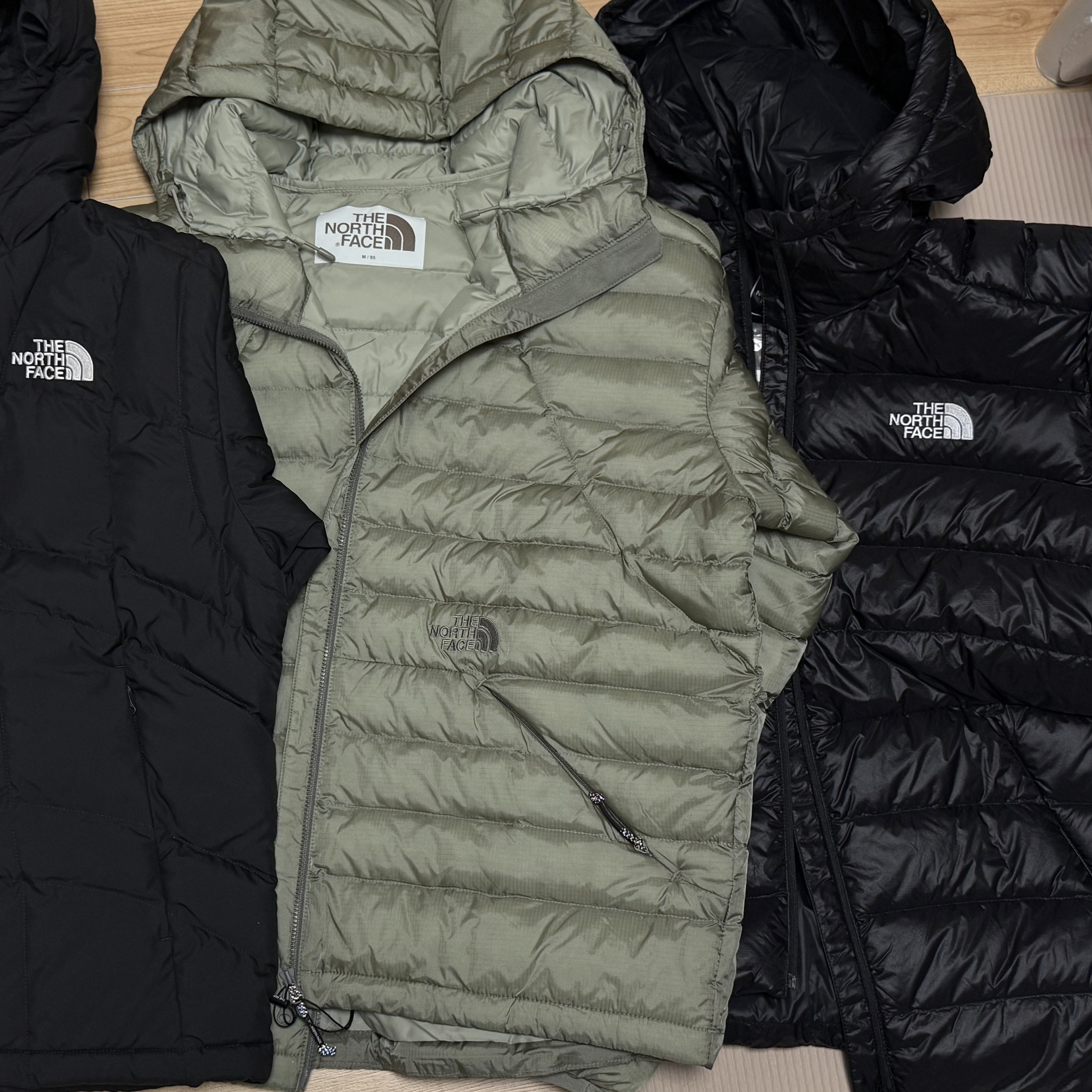 The North Face Matier EX RDS Down Hoodie Black, The North Face Ventus On Jacket Light Khaki 착용 스타일 - 1