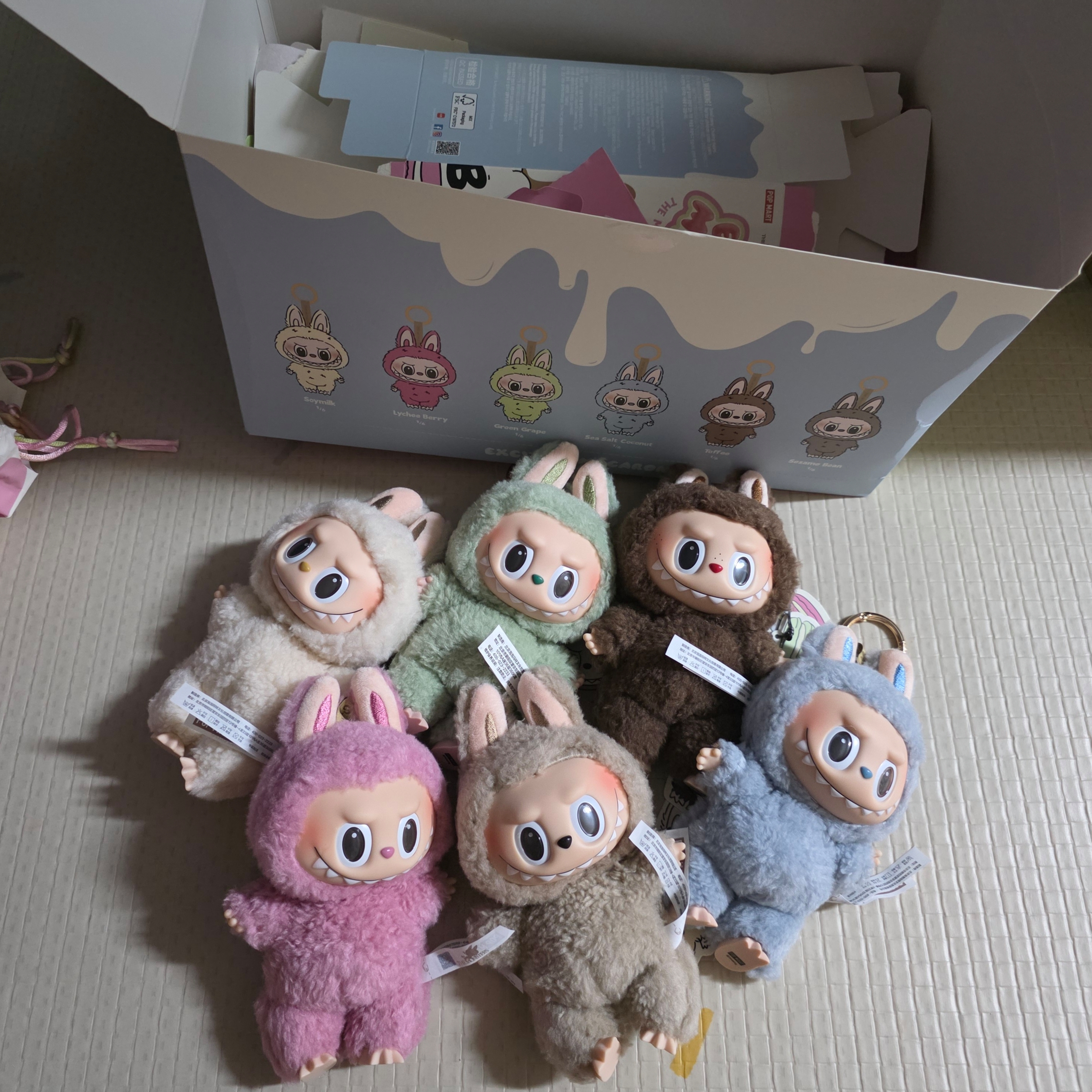 Pop Mart The Monsters Labubu Tasty Macarons Series Sealed Case (6 Blind Boxes), Pop Mart Labubu The Monsters Labubu Tasty Macarons Series Soymilk Keyring 착용 스타일 - 1