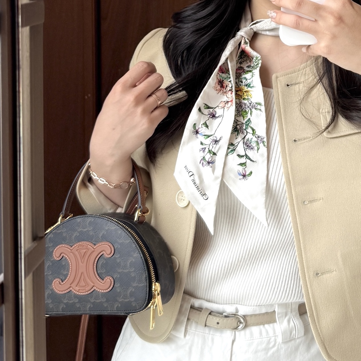 Celine Half Moon Case Triomphe Canvas Tan, (W) Dior D Floral Mitzah Scarf Silk Twill White Multicolor 착용 스타일 - 1