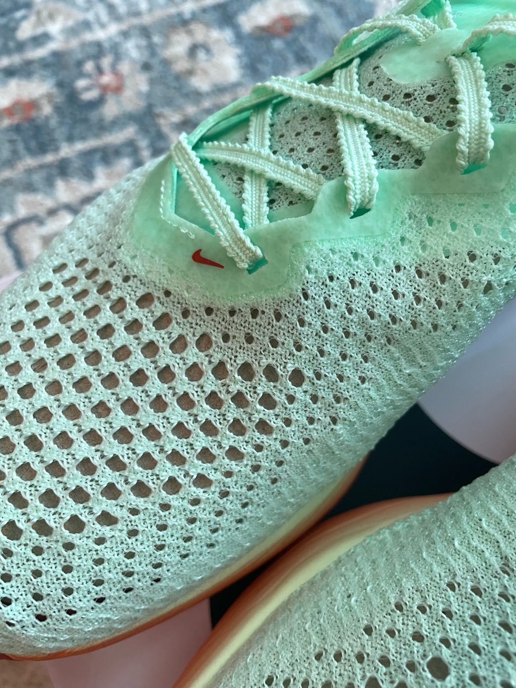 Nike ZoomX Vaporfly Next% 3 Vapor Green Dragon Red 착용 스타일 - 3