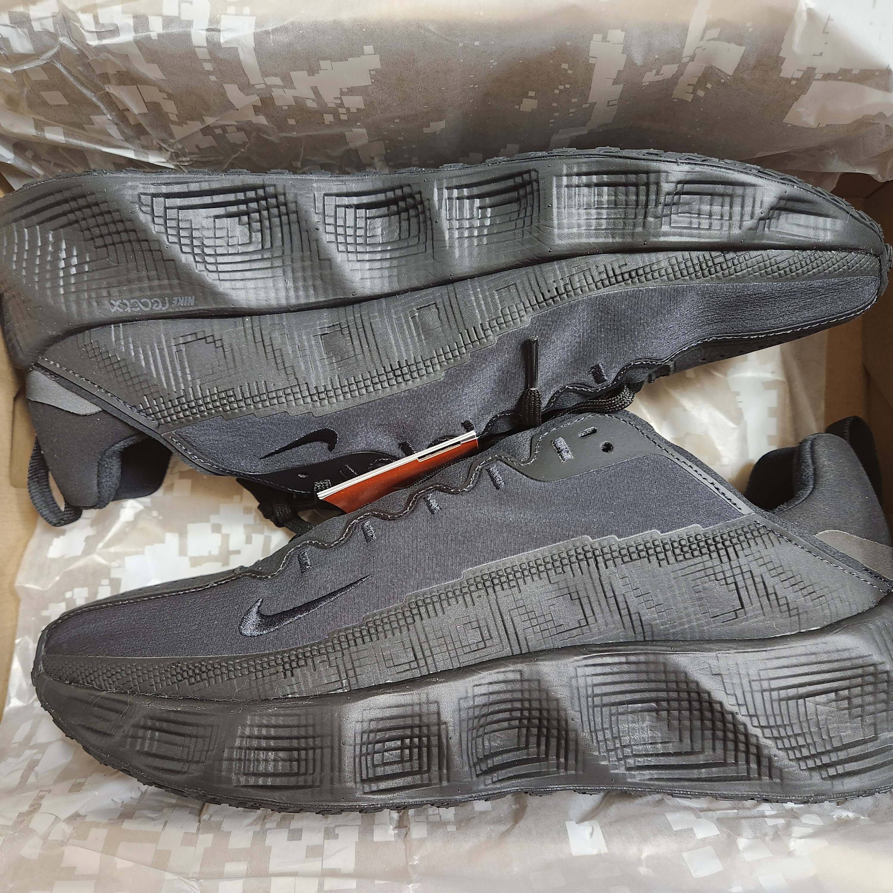 Nike Ava Rover Black Anthracite 착용 스타일 - 1