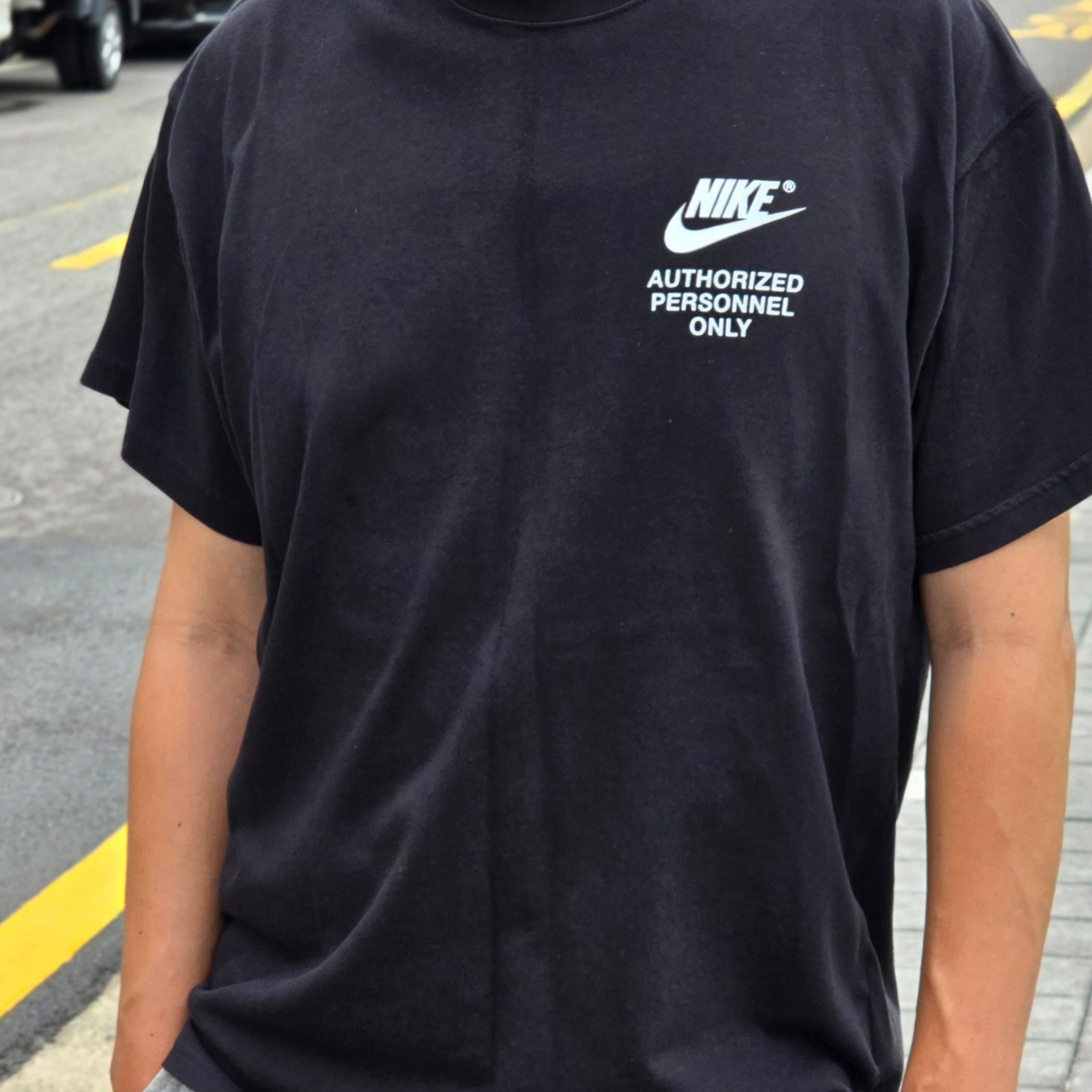 Nike NSW Authorized Personnel T-Shirt Black - Asia, Nike NSW Authorized Personnel T-Shirt Black - US/EU 착용 스타일 - 1