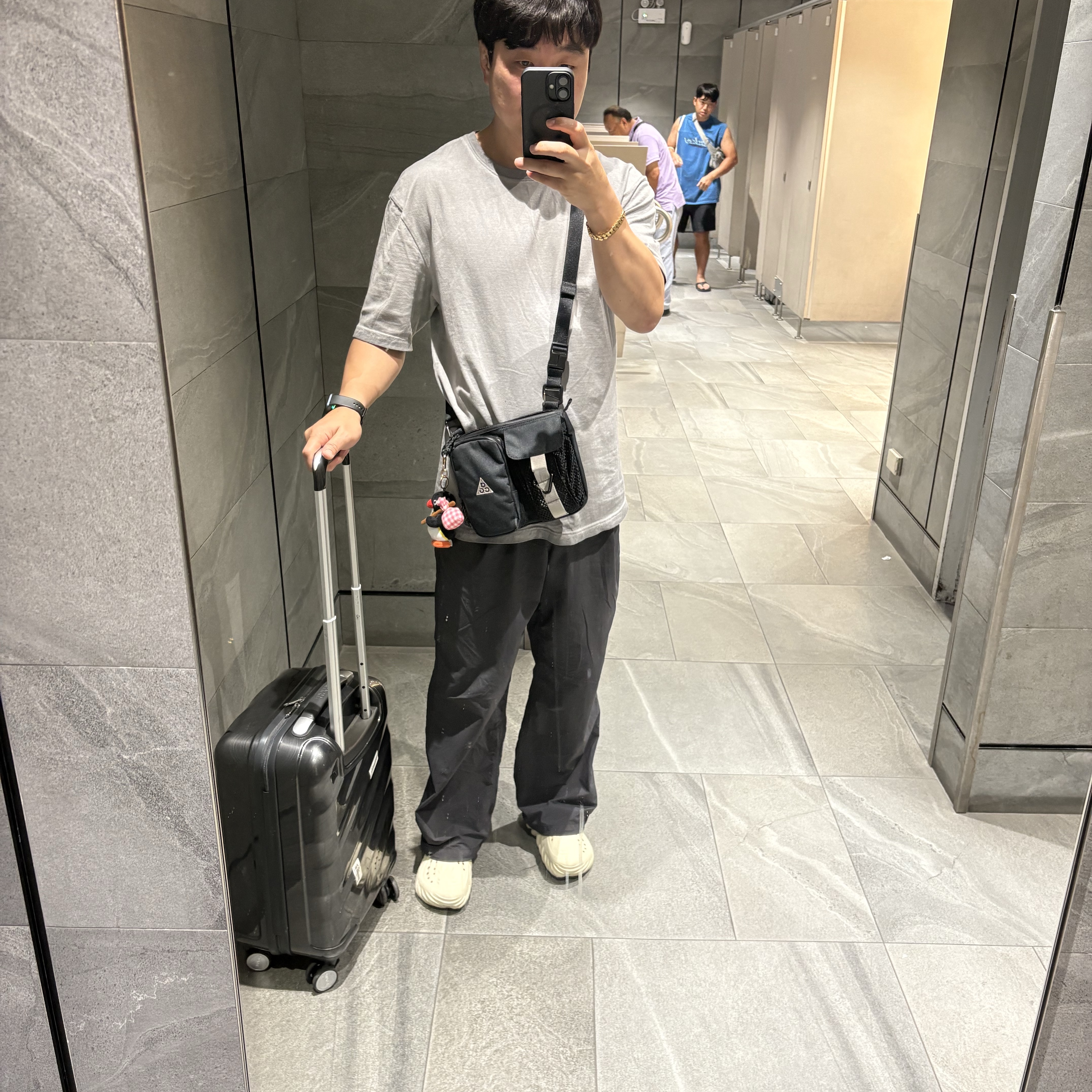 Nike ACG Daymax Crossbody Bag 3L Black College Grey, Pingu Bottari Keyring 착용 스타일