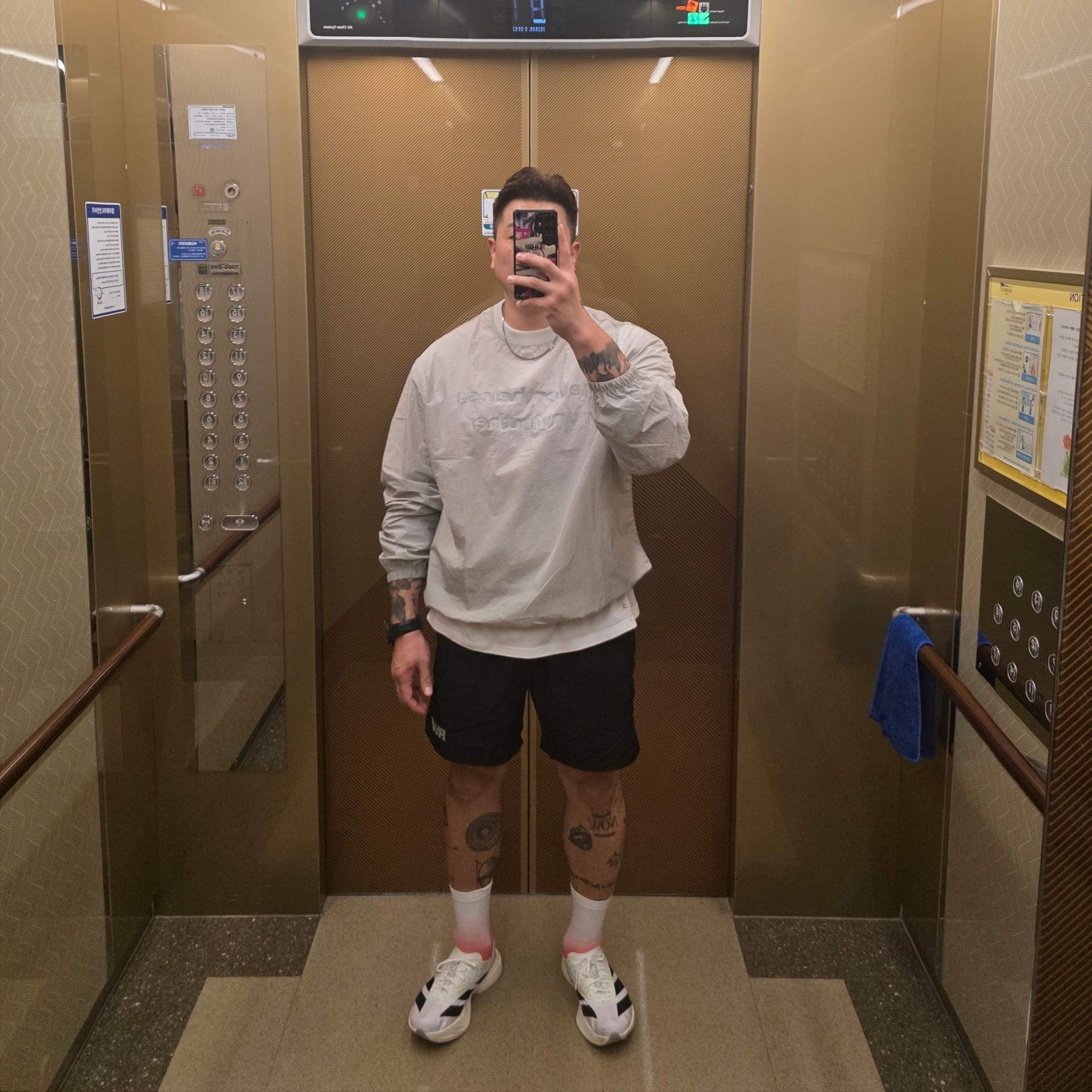 [KREAM 단독] runwhither Windbreaker MTM V2 Gray, [KREAM 단독] runwhither 5inch Shorts Black 착용 스타일
