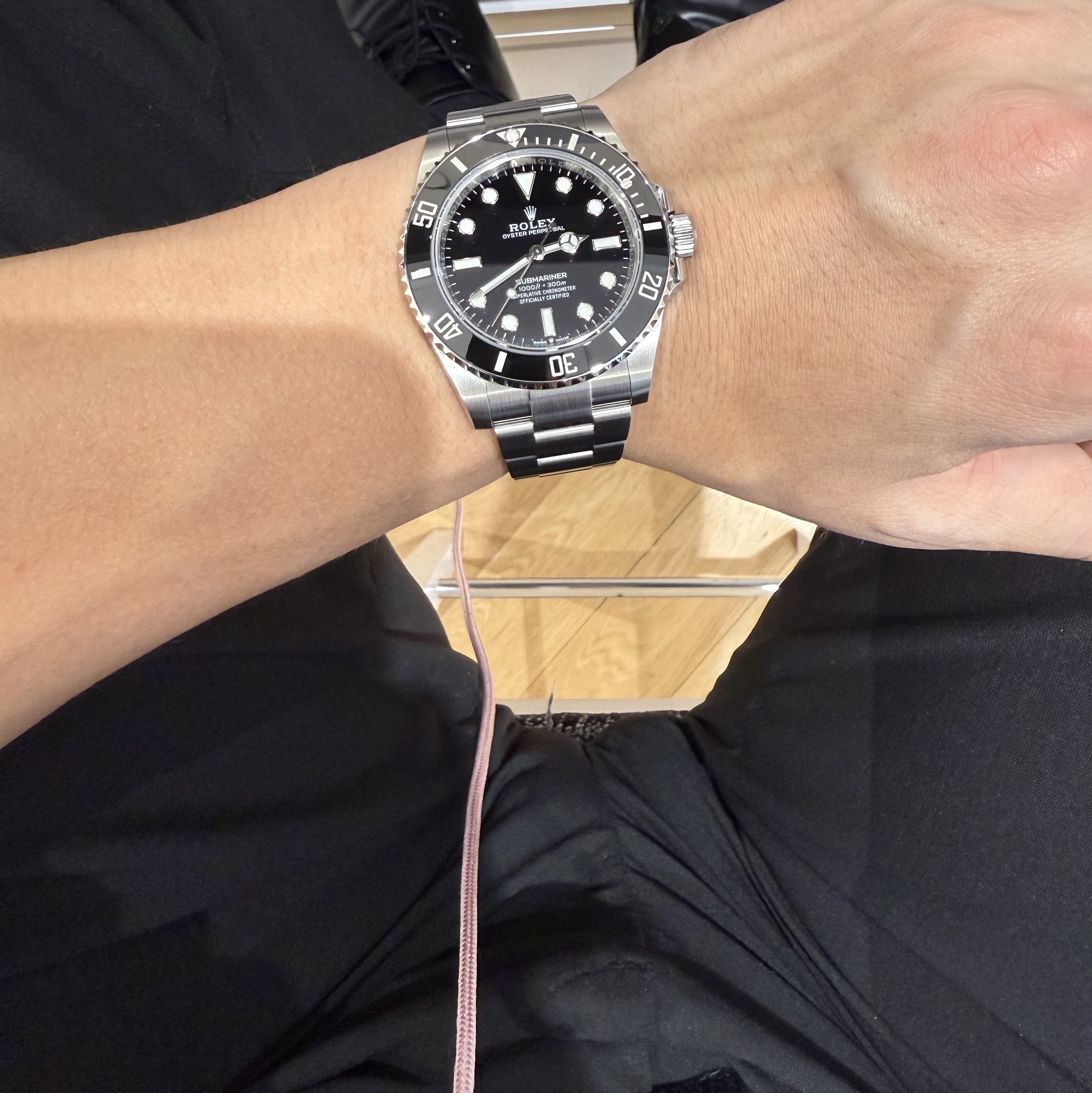 Rolex Submariner 41mm 124060 Black Oyster 착용 스타일 - 5